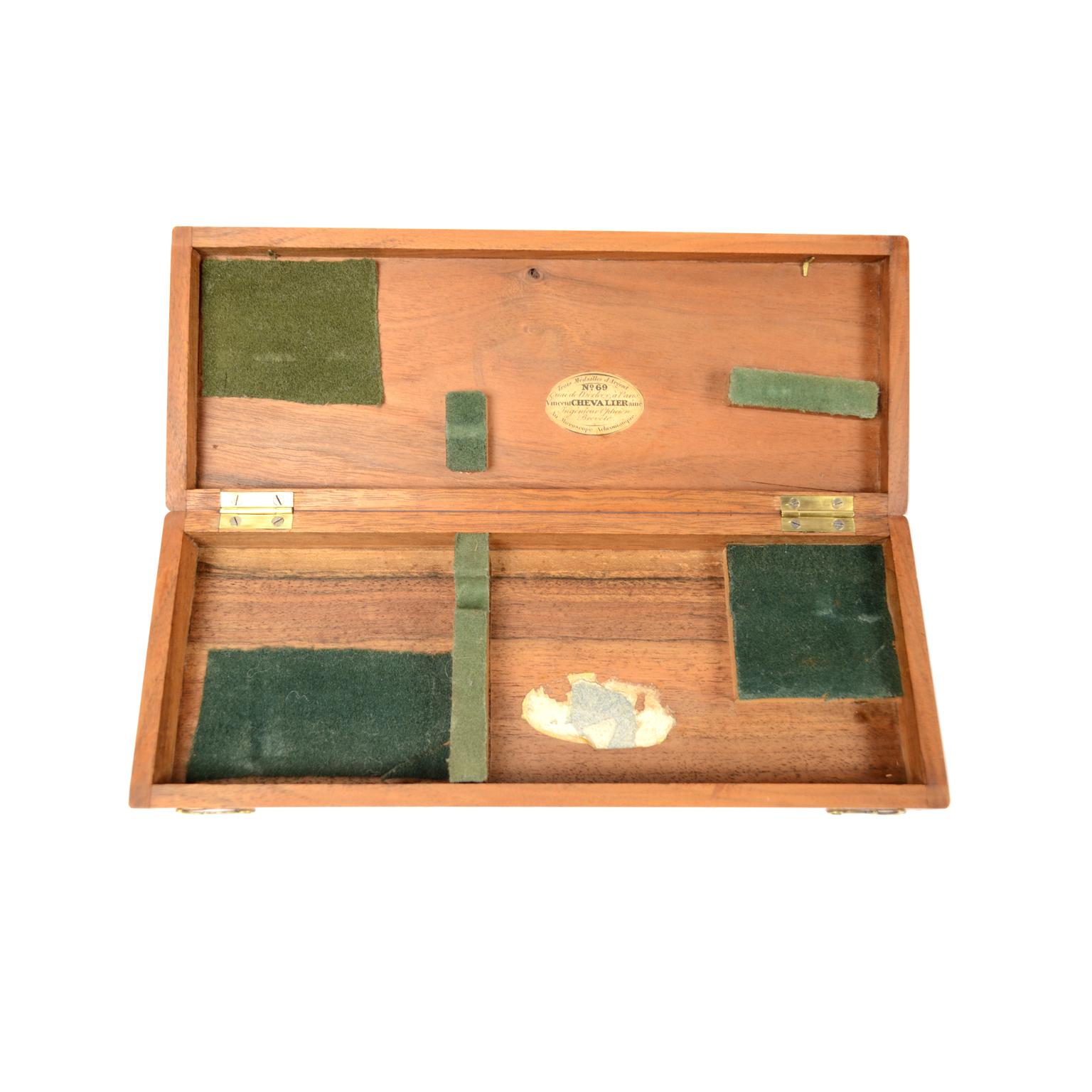 Brass camera lucida with two filters from the first half of the 19th century, signed by Vincent Chevalier Ingenieur Opticien Paris (1770-1841), famous French optical engineer, who succeeded his father Luois Vincent Chevalier (1743-1800) founder of