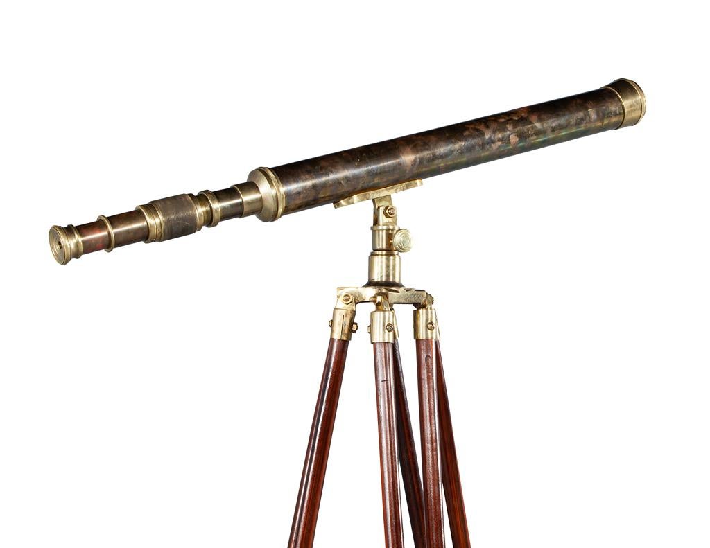 Capturez une touche d'aventure historique avec ce télescope de style campagne en laiton vintage. Son boîtier en laiton présente une patine unique et magnifiquement usée, racontant une histoire silencieuse de temps et de voyage. Des accents complexes