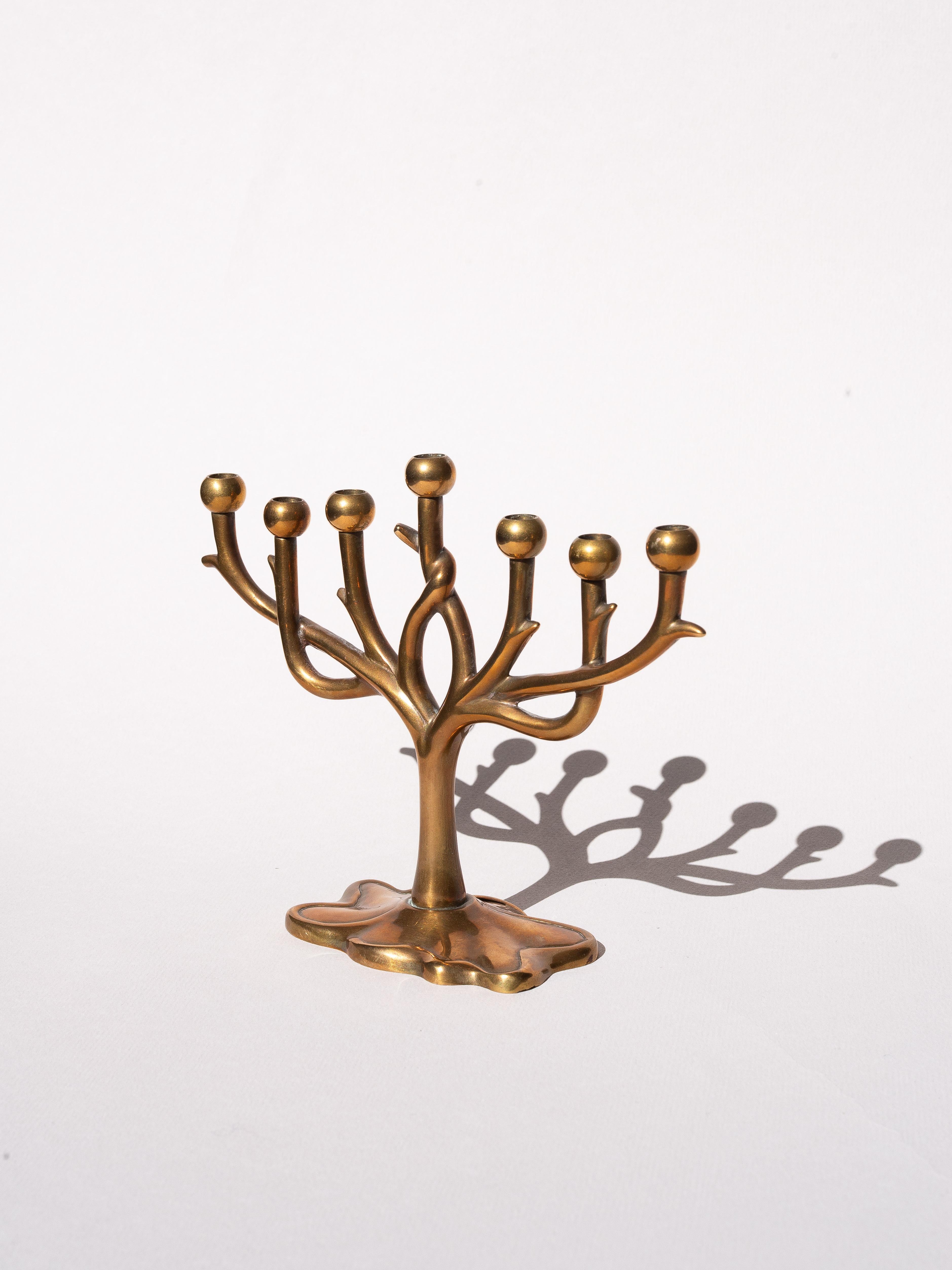 Messing Kandelaber - 7-Branch Menorah - Judaica Kerzenständer, 1970er

Elegante 7-armige Menora aus massivem Messing mit elegantem und modernem Design. 

Das Stück hat eine starke skulpturale Präsenz und verbindet traditionelle Judaica-Symbolik mit