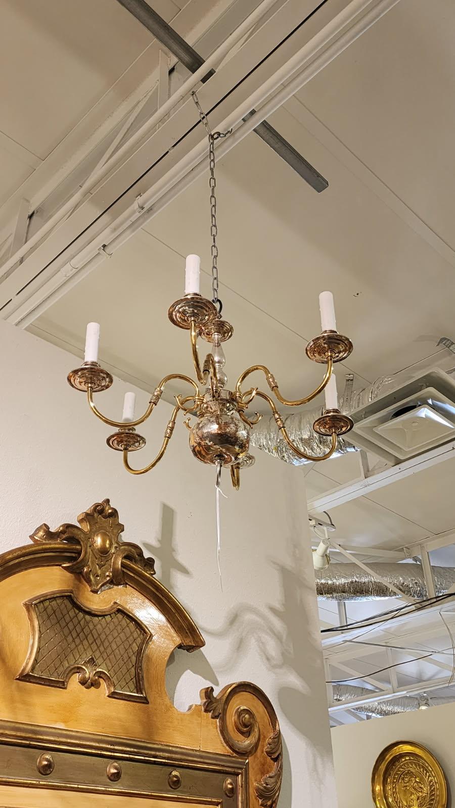 Este anuncio incluye una lámpara de araña neoclásica de latón estilo candelabro que alberga 6 luces, cableada y lista para instalar.
