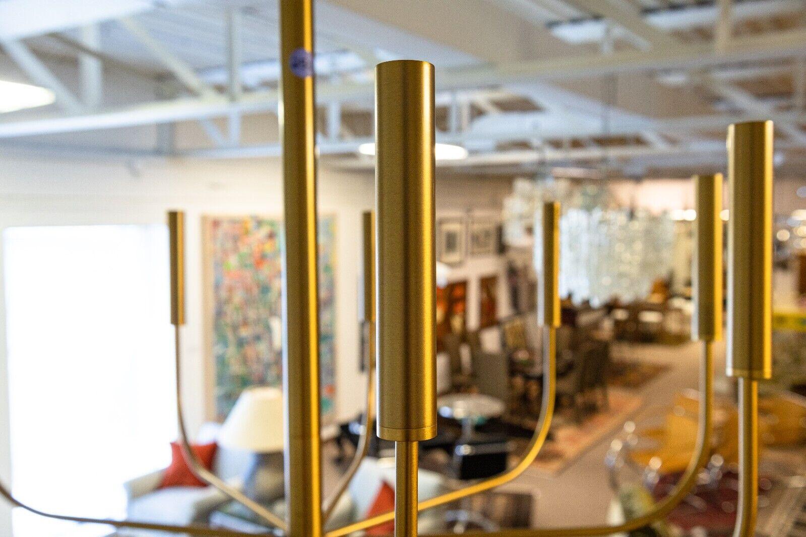 Un lampadario a candelabro in ottone. Questo splendido pezzo presenta una struttura in ottone, un design a 9 lampadine e una connessione cablata per l'alimentazione. Questo pezzo è in ottime condizioni. Misura 32 cm di altezza e ha un diametro di 30
