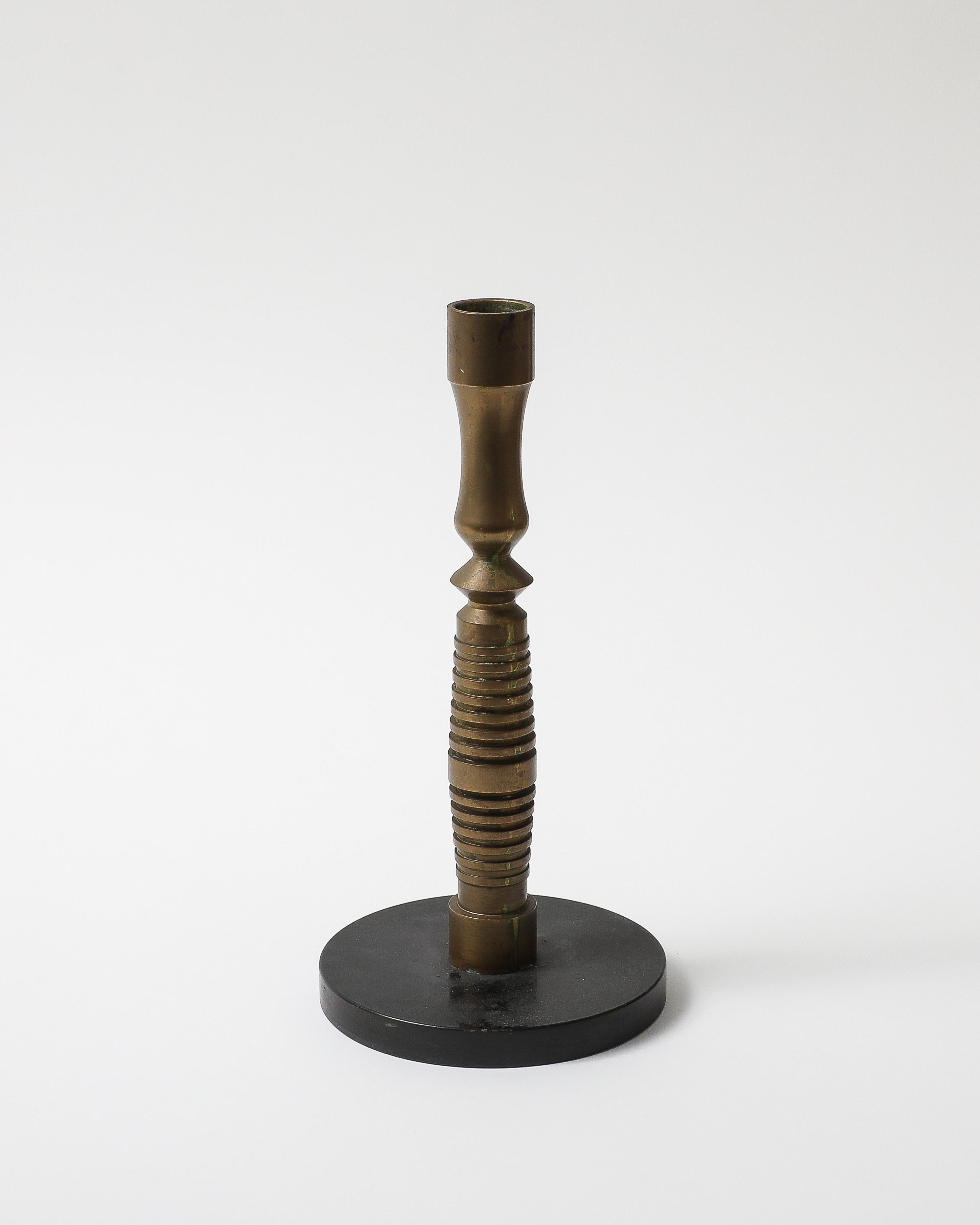 Kerzenhalter aus Messing mit gedrehtem Stiel. Reminiszenz an die Beleuchtung und die Möbel von Charles Dudouyt. 