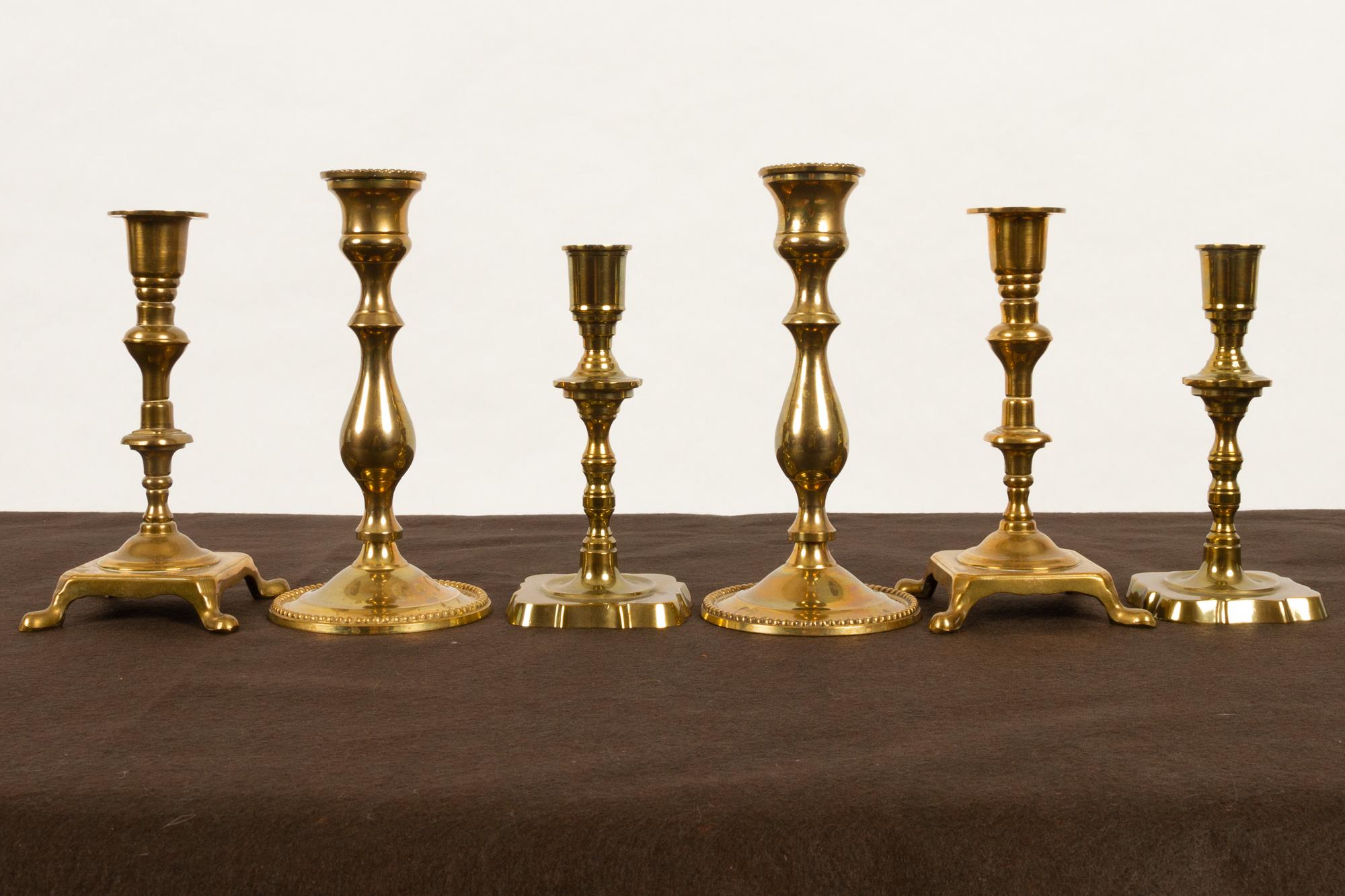 Brass candleholders from late 19th century, set of 6.
Three pairs of antique candlesticks in solid brass.
Good condition.