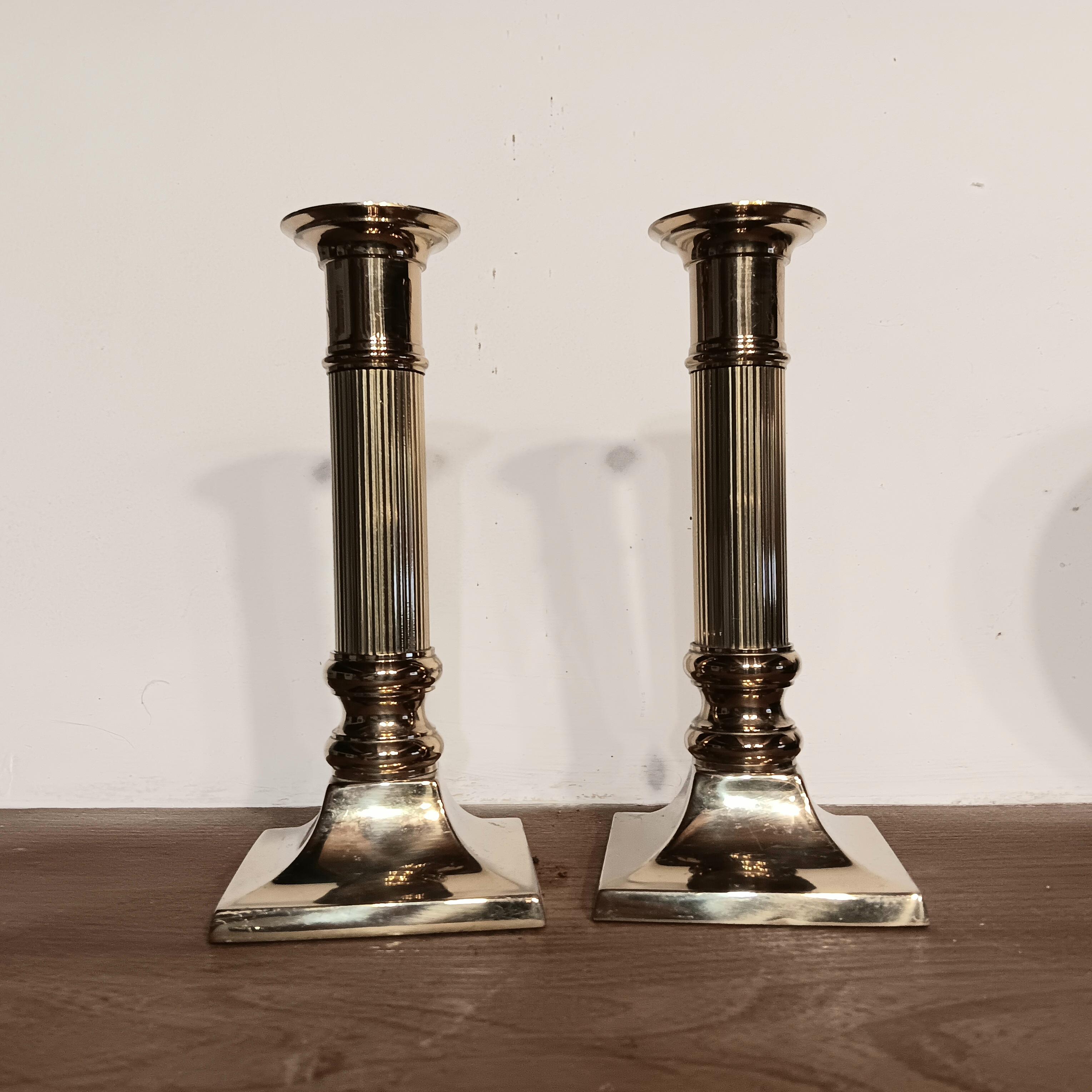 Italiano Portacandele in ottone a forma di colonna in stile Grand Tour, set in vendita