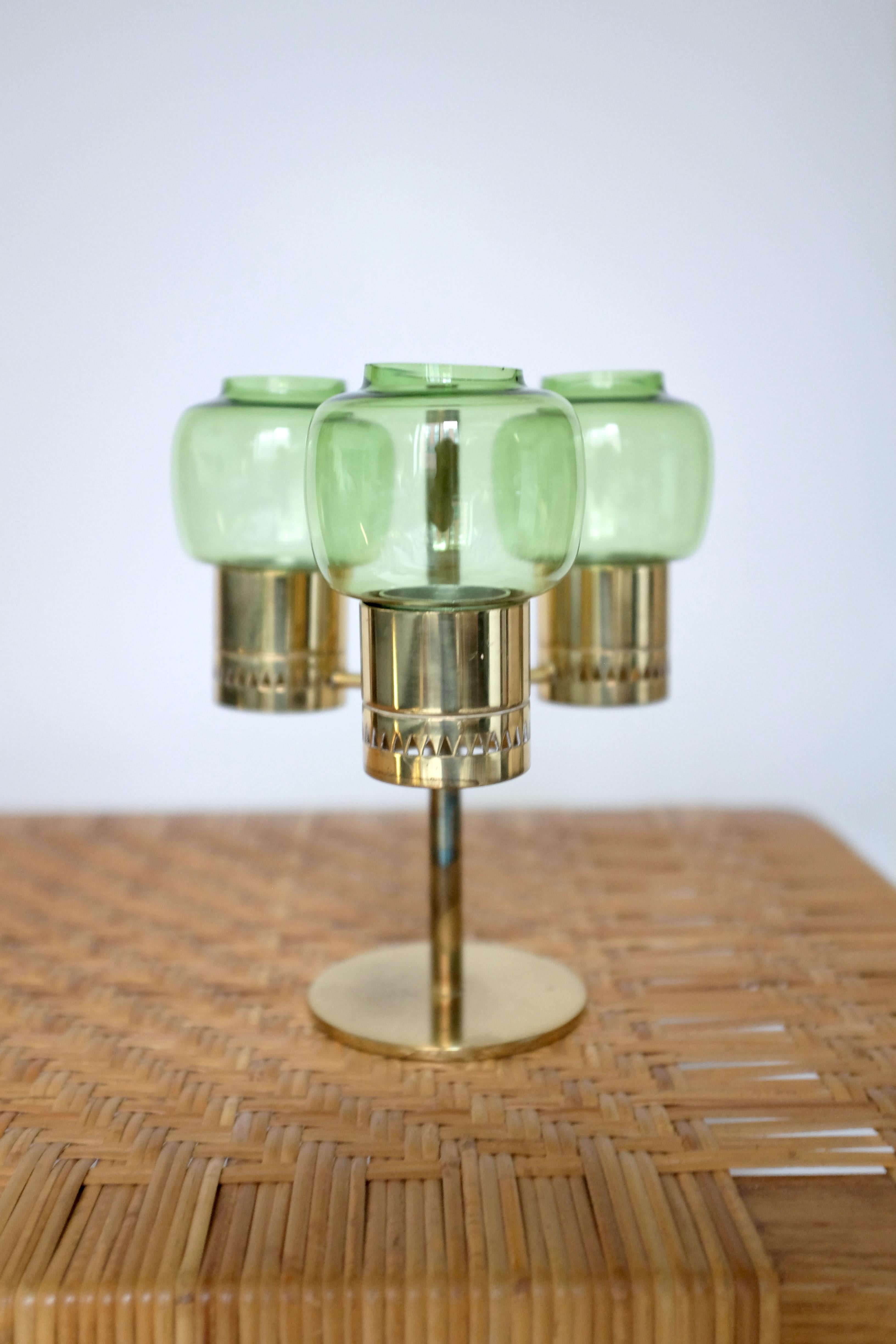 Magnifique bougeoir en laiton avec 3 lanternes vertes par Hans-Agne Jakobsson. Produit par la propre entreprise du designer à Markaryd, Suède, dans les années 1950 et en très bon état vintage avec une usure appropriée à l'âge du laiton. 

Créateur