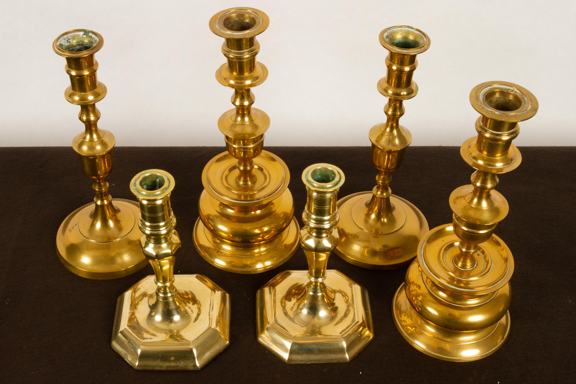 Brass candleholders from late 19th century, set of 6.
Three pairs of antique candlesticks in solid brass.
Good condition.