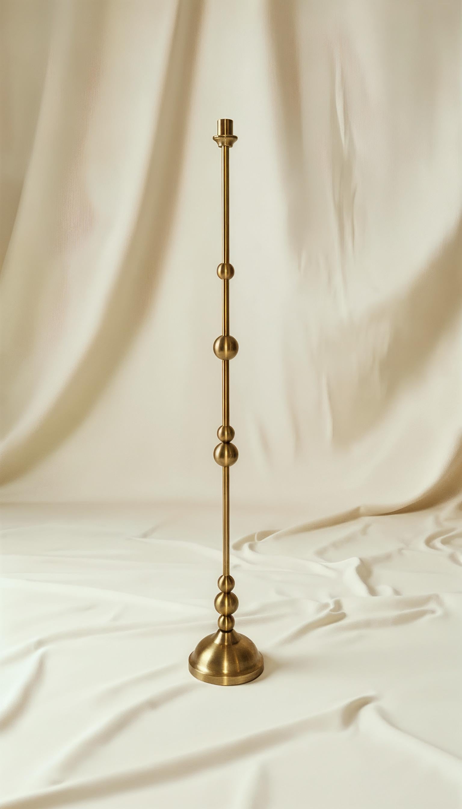 Mittelgroßer Messing-Kerzenständer - Handgedrehter skulpturaler Kerzenhalter (H 76) im Zustand „Neu“ im Angebot in London, GB