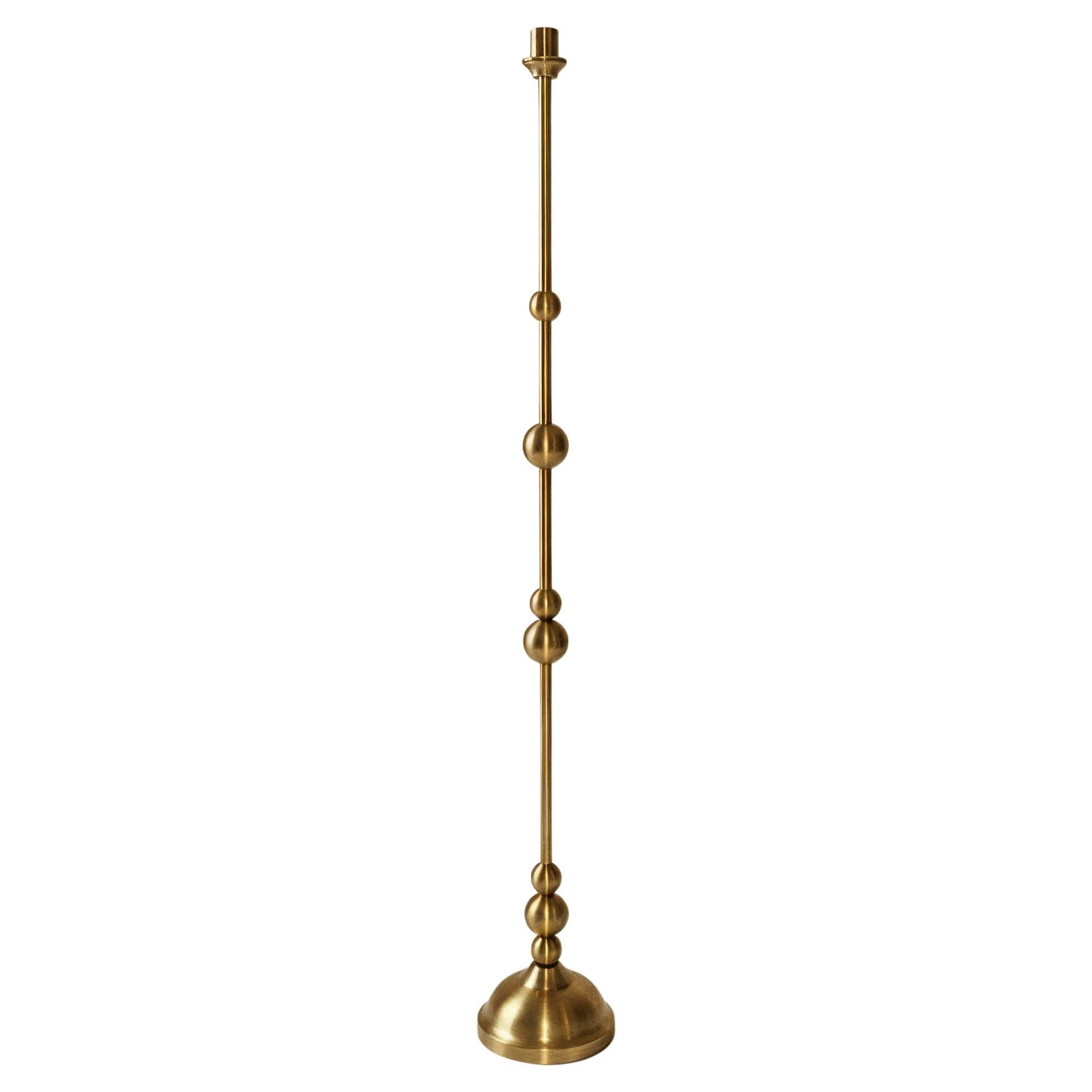 Mittelgroßer Messing-Kerzenständer - Handgedrehter skulpturaler Kerzenhalter (H 76)