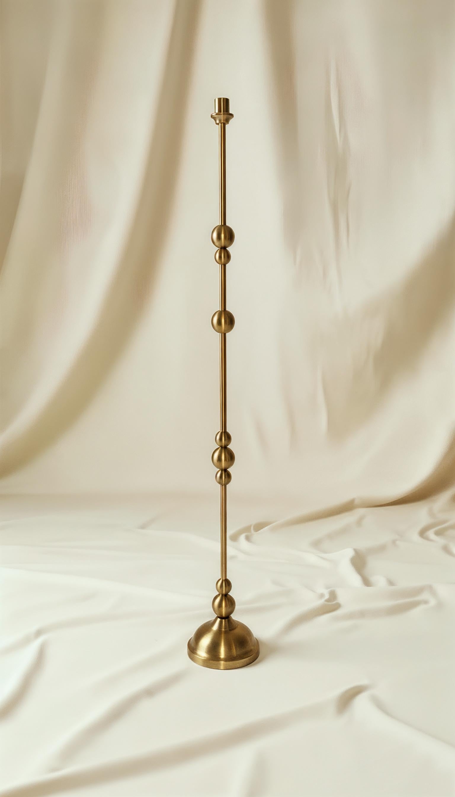 Émirien Bougeoir en laiton - Bougeoir sculptural tourné à la main (H 83) en vente