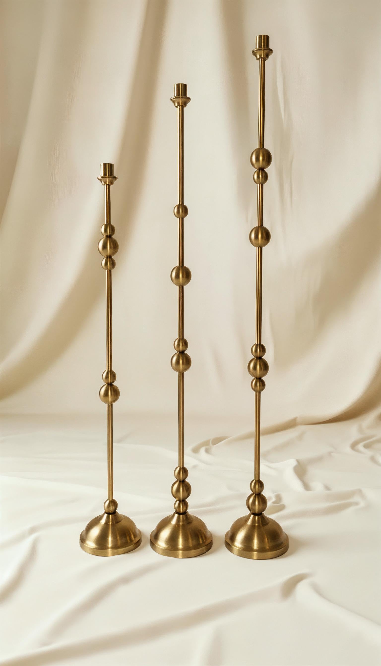 Bougeoir en laiton - Bougeoir sculptural tourné à la main (H 83) Neuf - En vente à London, GB