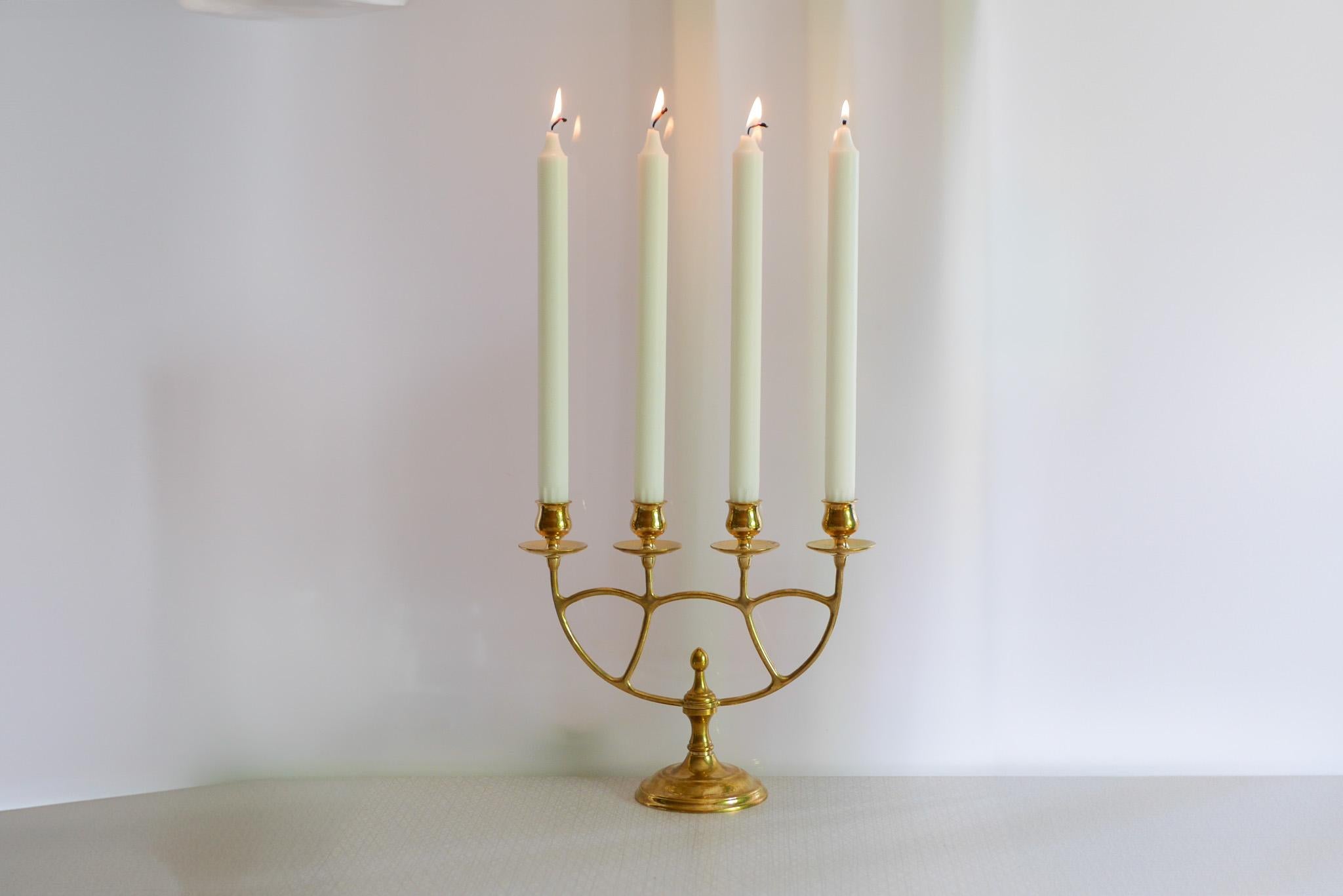 Elegante candelabro vintage de latón de Skultuna, Suecia

Un refinado candelabro vintage de latón del renombrado fabricante sueco Skultuna, célebre por su artesanía atemporal desde 1607. Este diseño de cuatro brazos encarna un elegante equilibrio