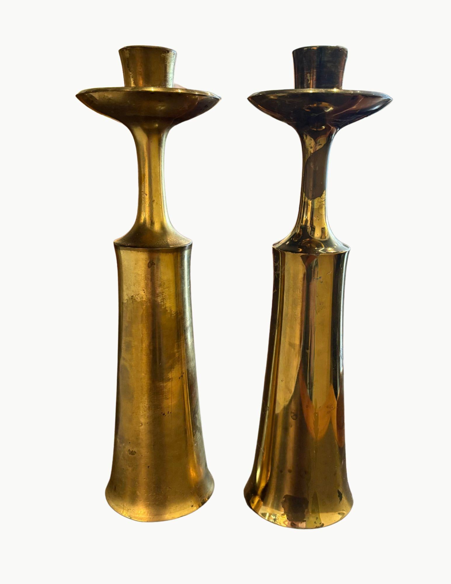 Un set di sei candele in ottone realizzate dal designer danese Jens Quistgaard per il rinomato produttore Dansk. I candelieri presentano una ricca patina coerente con l'età e l'uso. Timbro di autenticazione su ogni pezzo, come si vede nelle foto