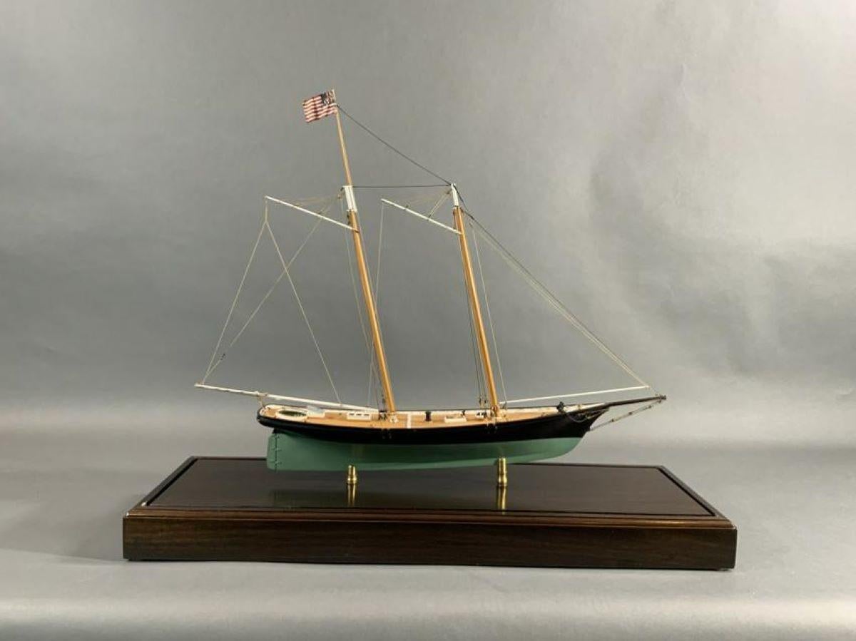 Modèle de bateau en laiton « America » Bon état - En vente à Norwell, MA