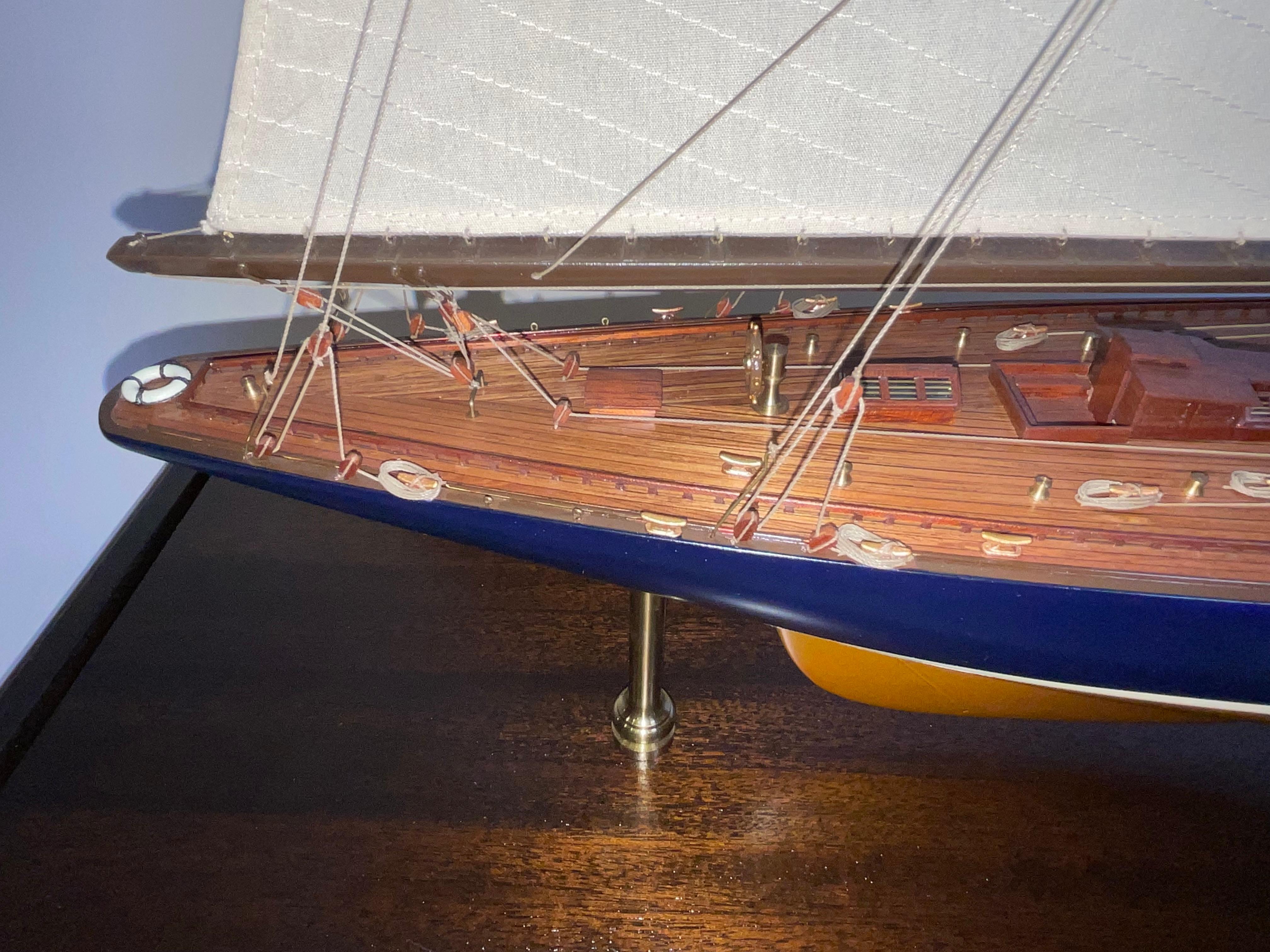 Endeavour con cassa in ottone in vendita 6