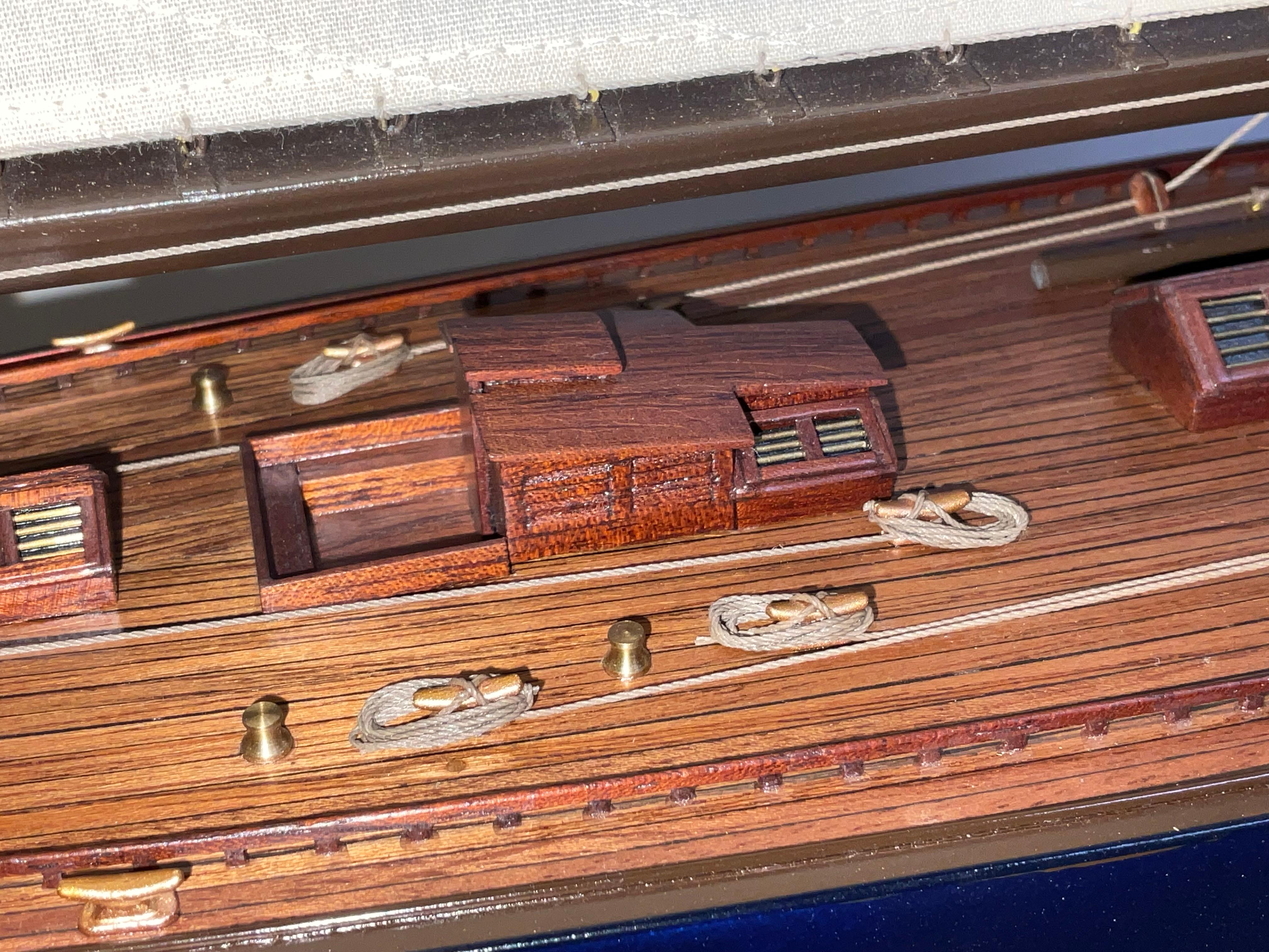 Endeavour con cassa in ottone in vendita 8