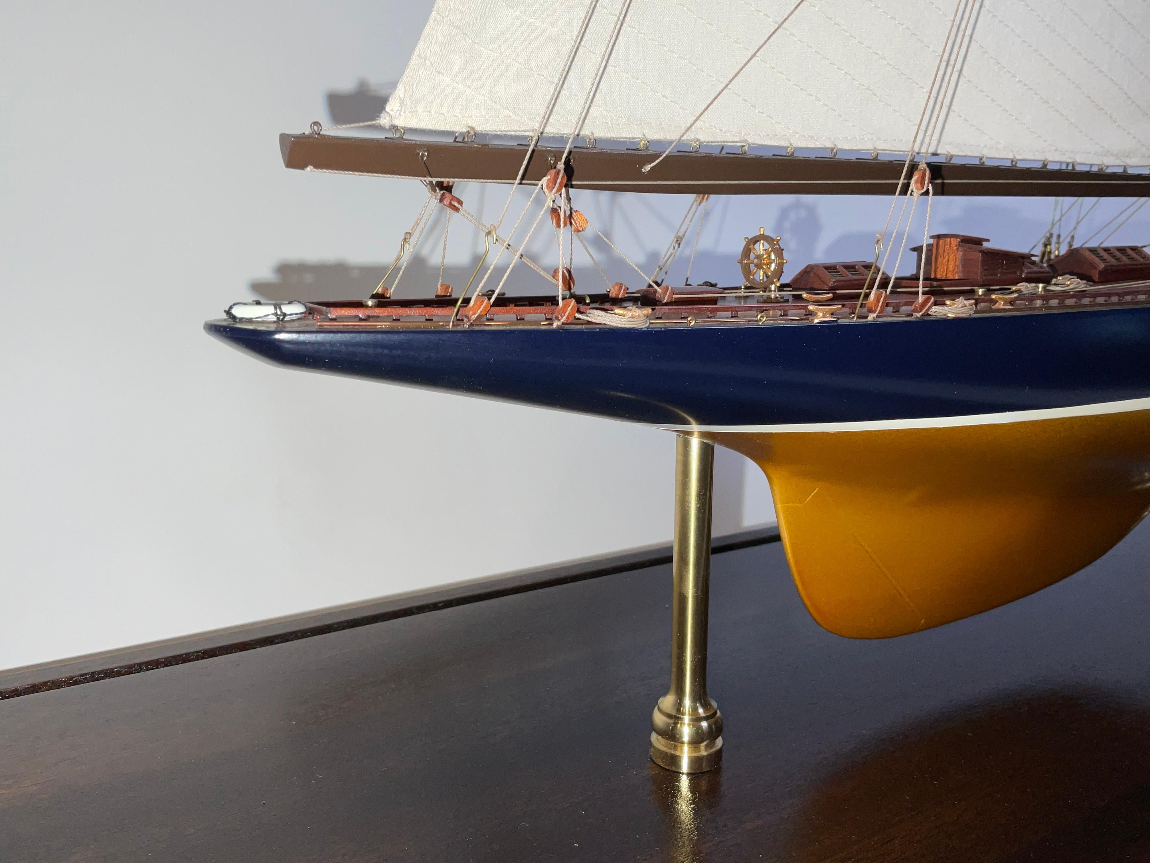 Endeavour con cassa in ottone in vendita 9