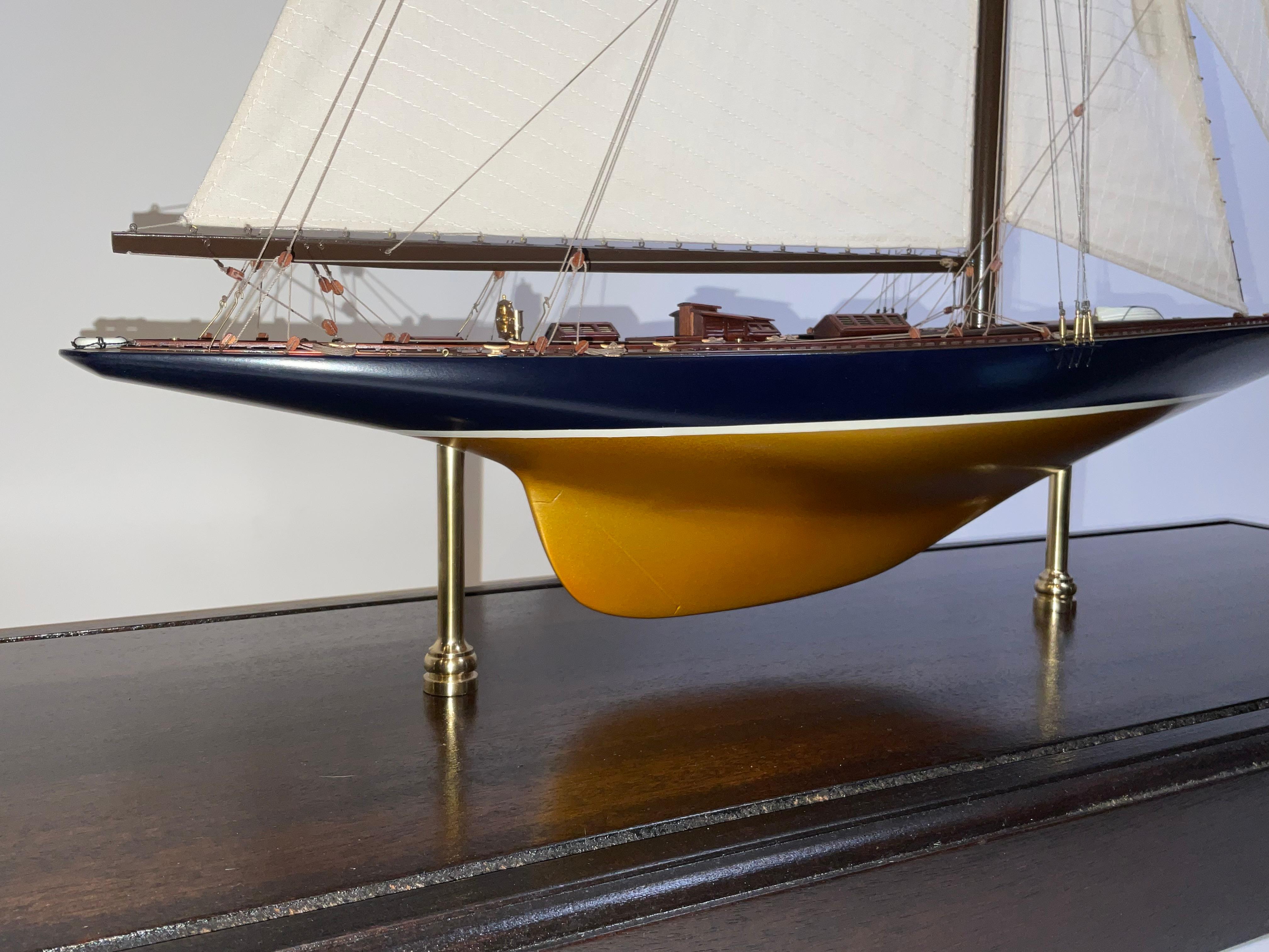 Endeavour con cassa in ottone in vendita 10