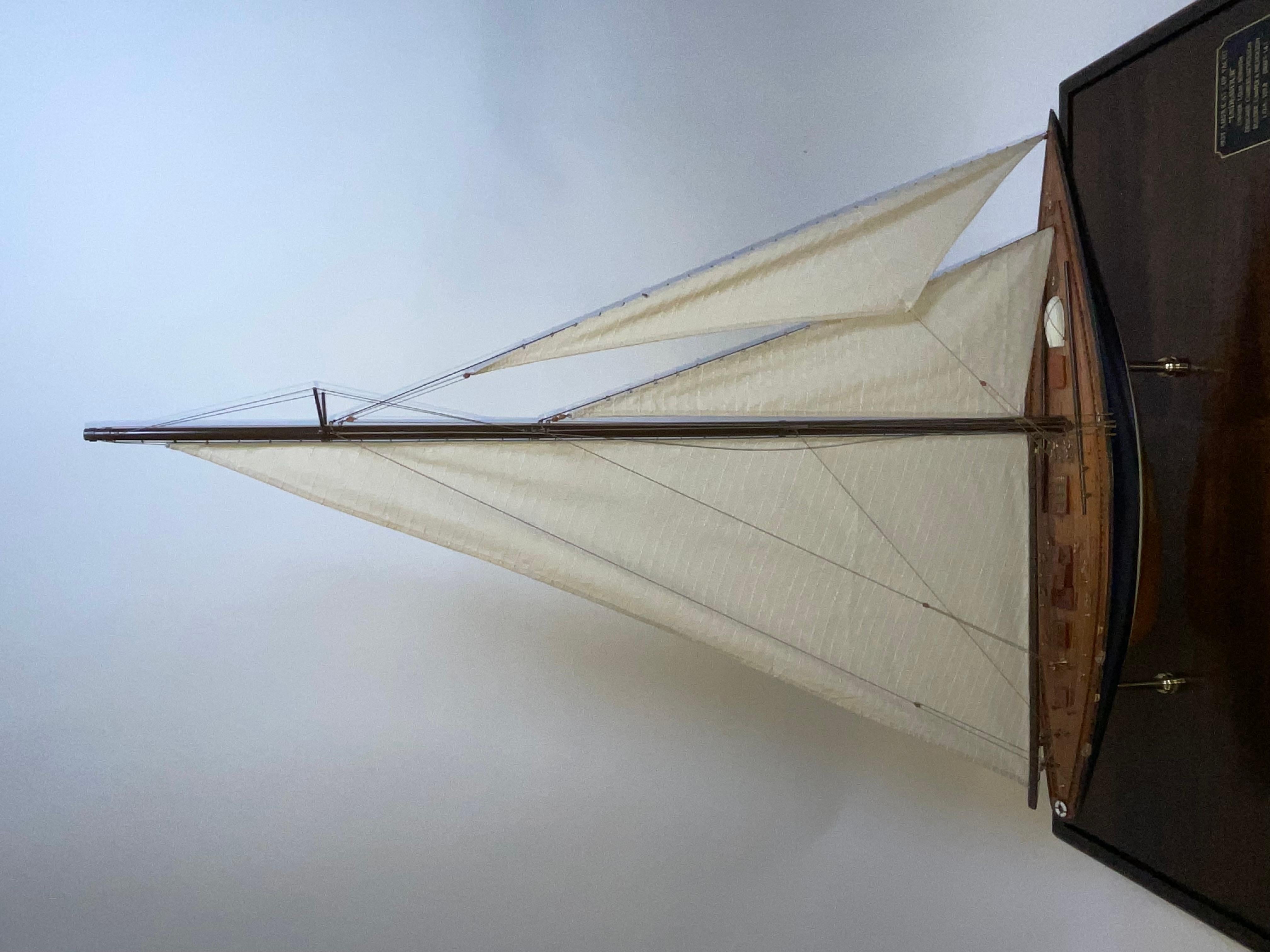 Endeavour con cassa in ottone in vendita 12