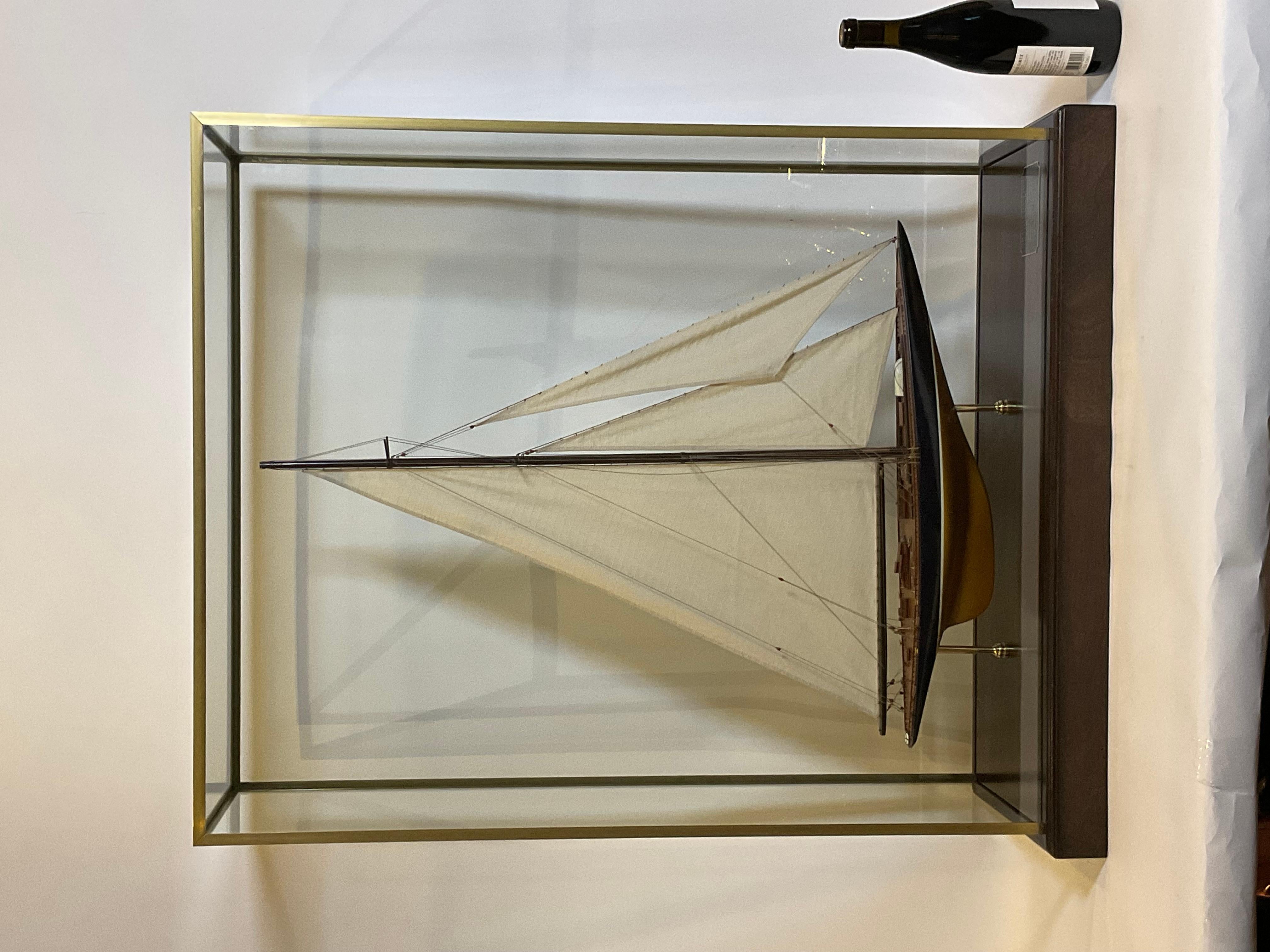 Uno yacht di 130 piedi di classe J costruito da Camper and Nicholson a Gosport in Inghilterra per l'aviatore Tom Sopwith, Endeavour sfidò il defender del New York Yacht club Rainbow per la Coppa America del 1934.  Nel 1984, Elizabeth Meyer acquistò