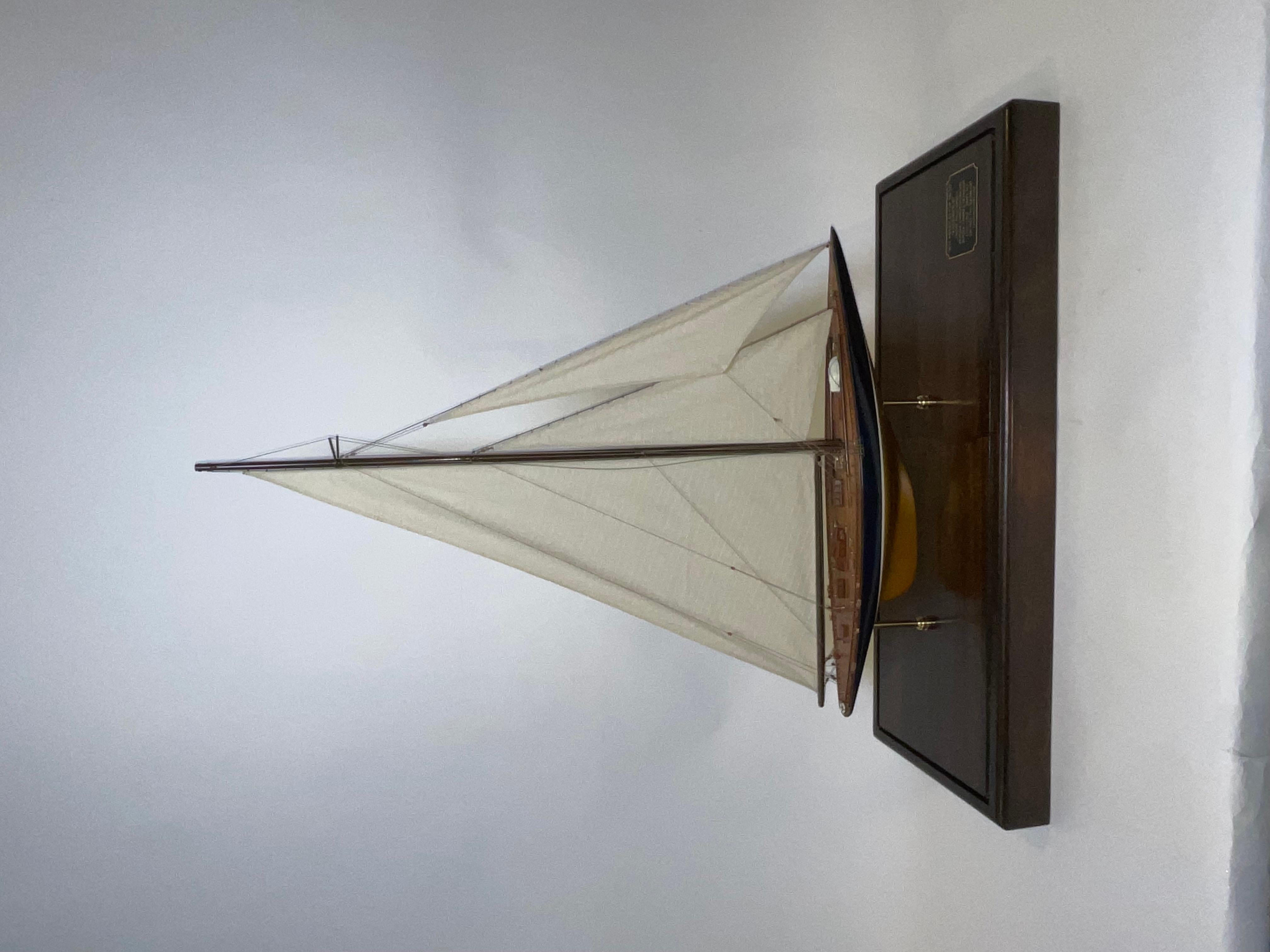 XXI secolo e contemporaneo Endeavour con cassa in ottone in vendita
