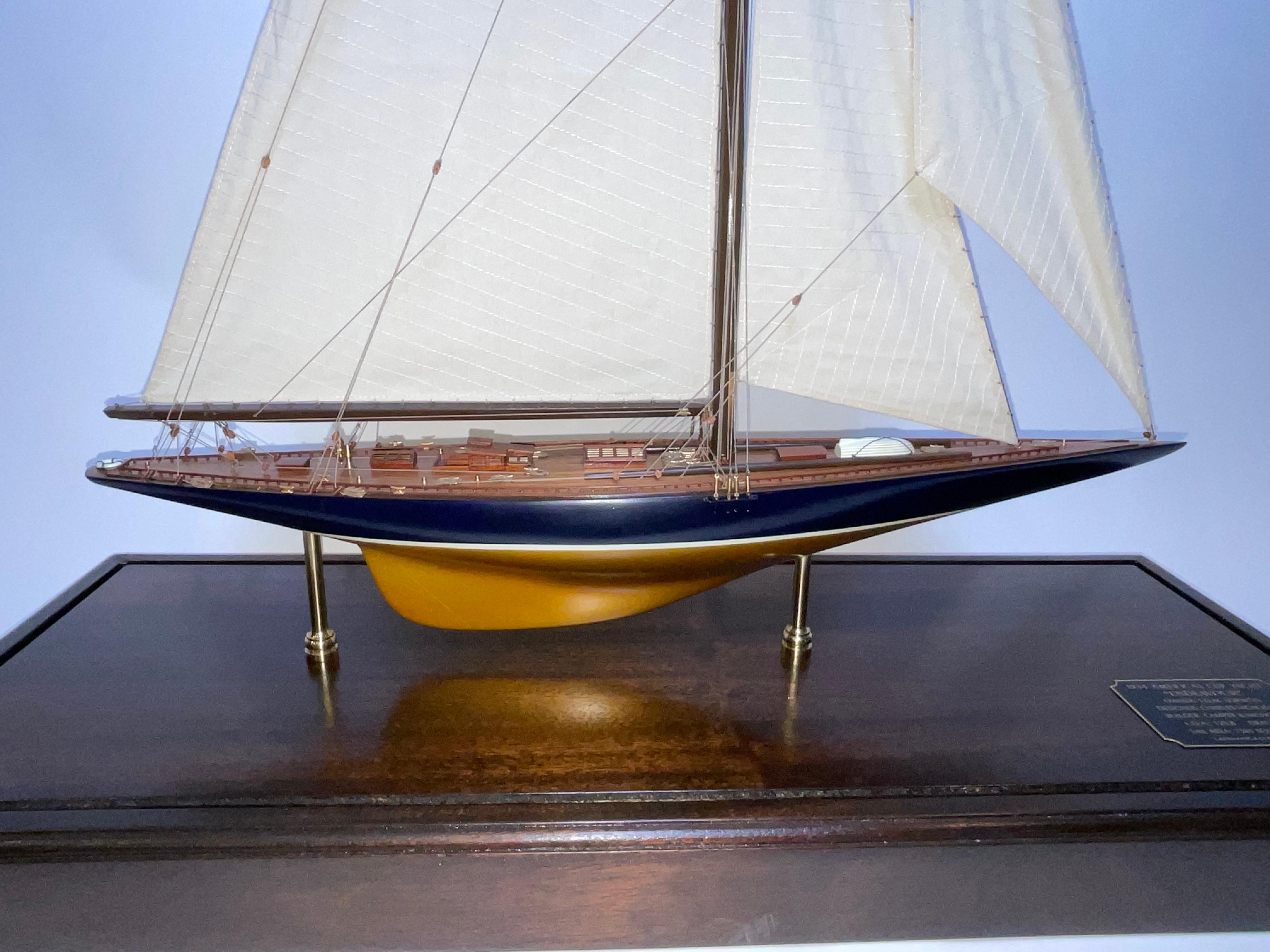 Legno Endeavour con cassa in ottone in vendita