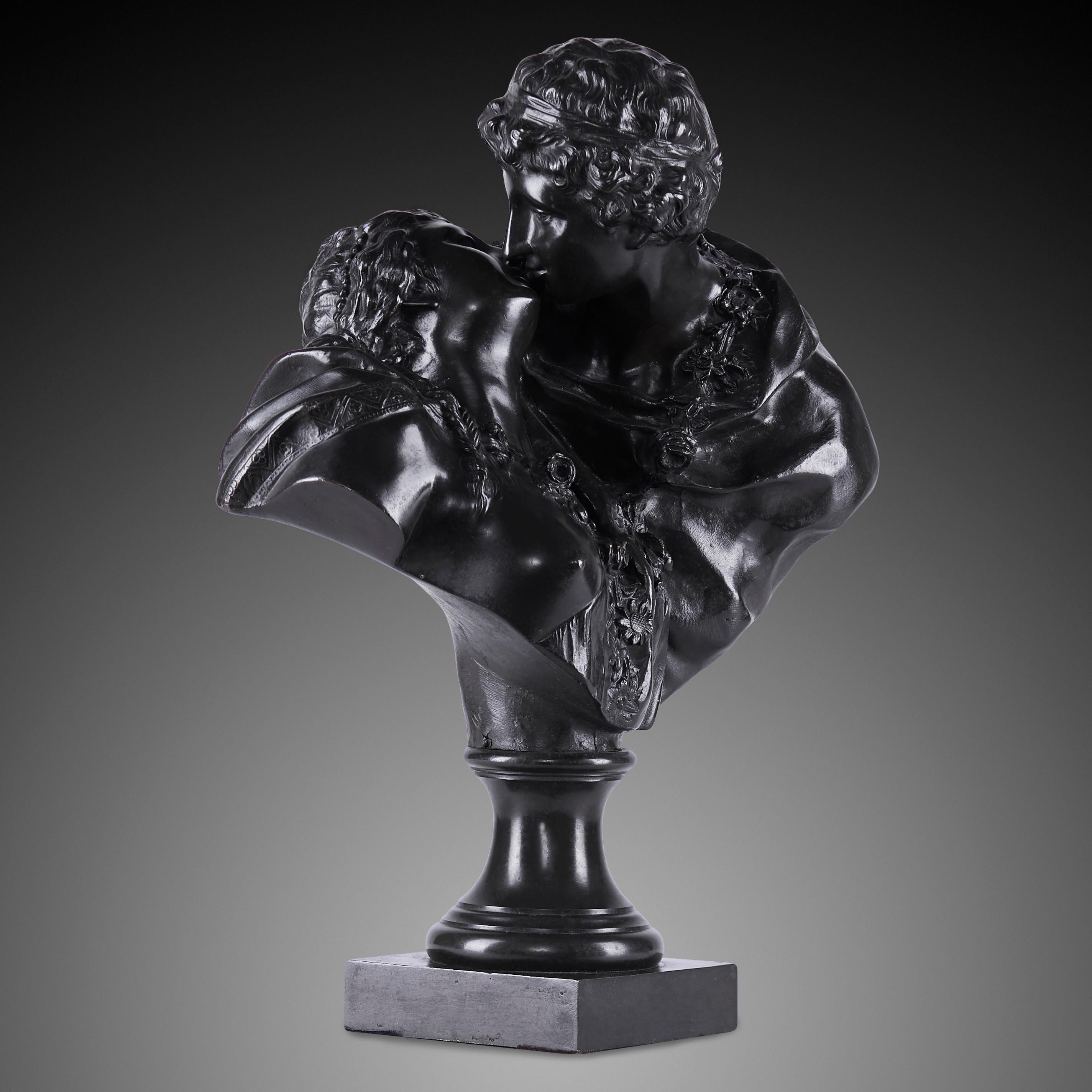 Diese Figur aus Bronze mit brauner Patina stellt ein sich umarmendes und küssendes Paar dar, das von Jean-Antoine Houdon verewigt wurde, einem französischen Bildhauer, dessen religiöse und mythologische Werke den Rokoko-Stil des 18. Auch Elemente