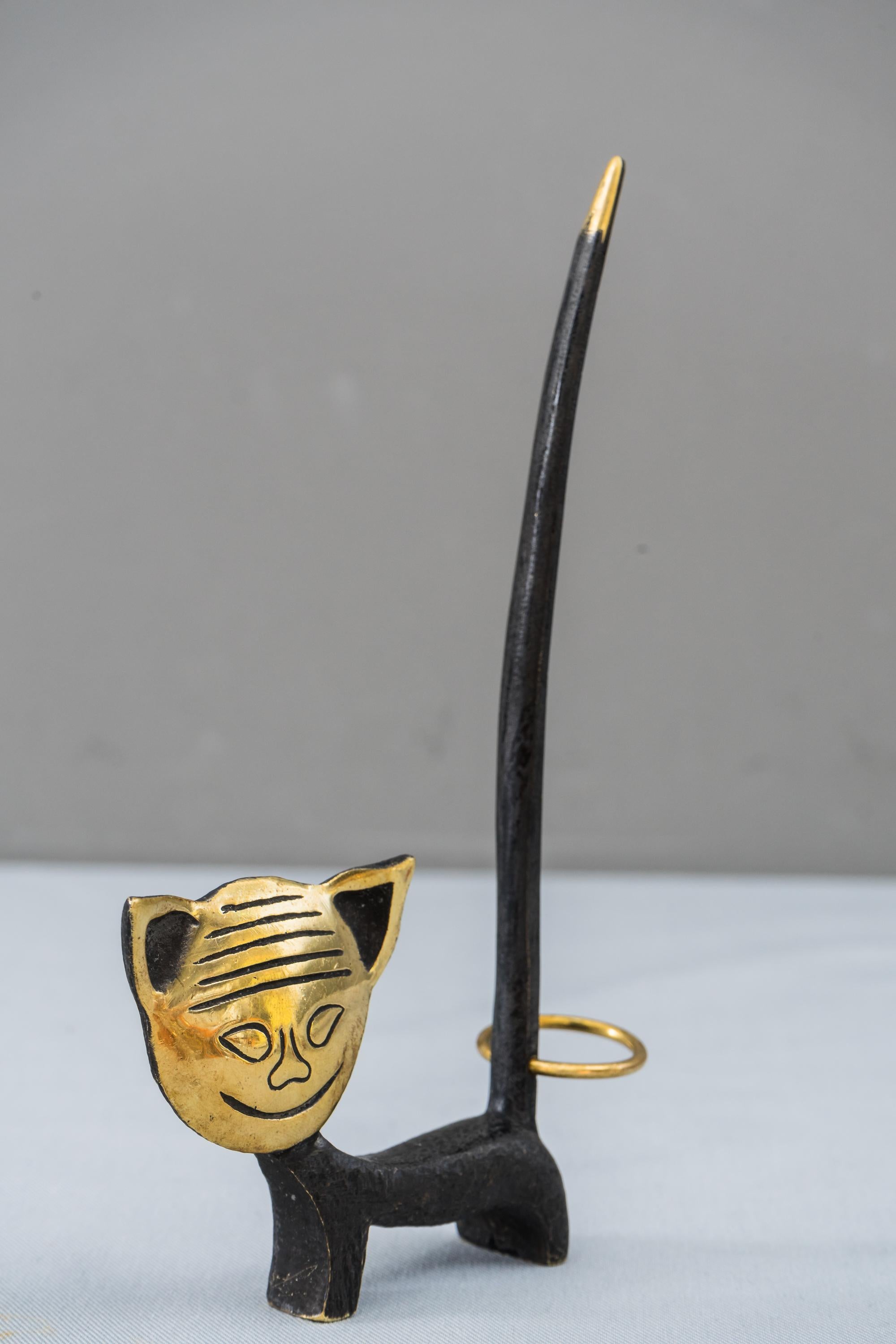 Figurine de chat en laiton Porte-bretzel:: porte-bague Attribué à Richard Rohac Bon état - En vente à Wien, AT