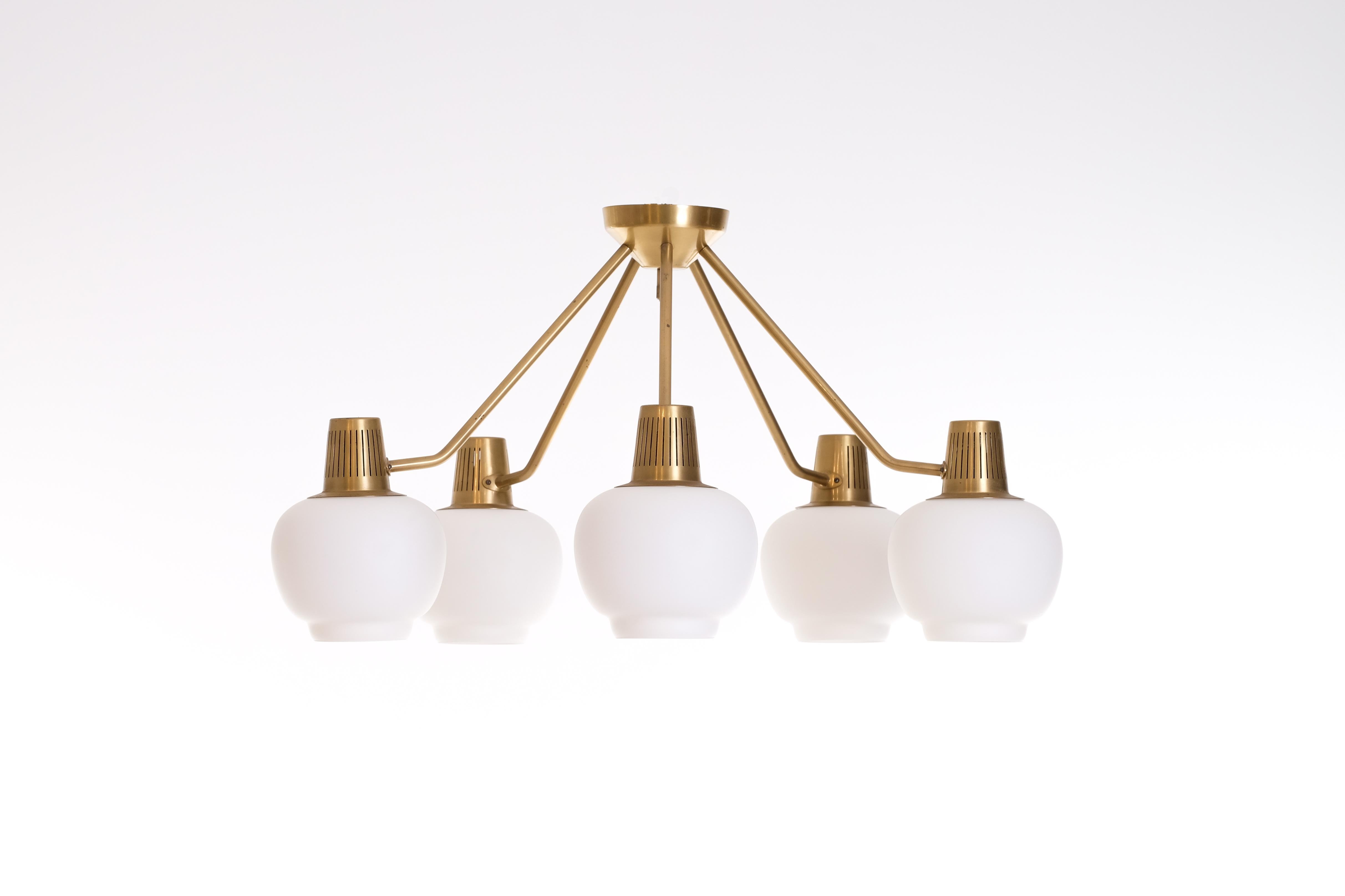 Designed by Hans Bergström. Solid brass and opaline shades.
Produced by Ateljé Lyktan in Åhus, Sweden, 1950s.
2 pieces available.
Please note: listed price is for one (1) lamp.
