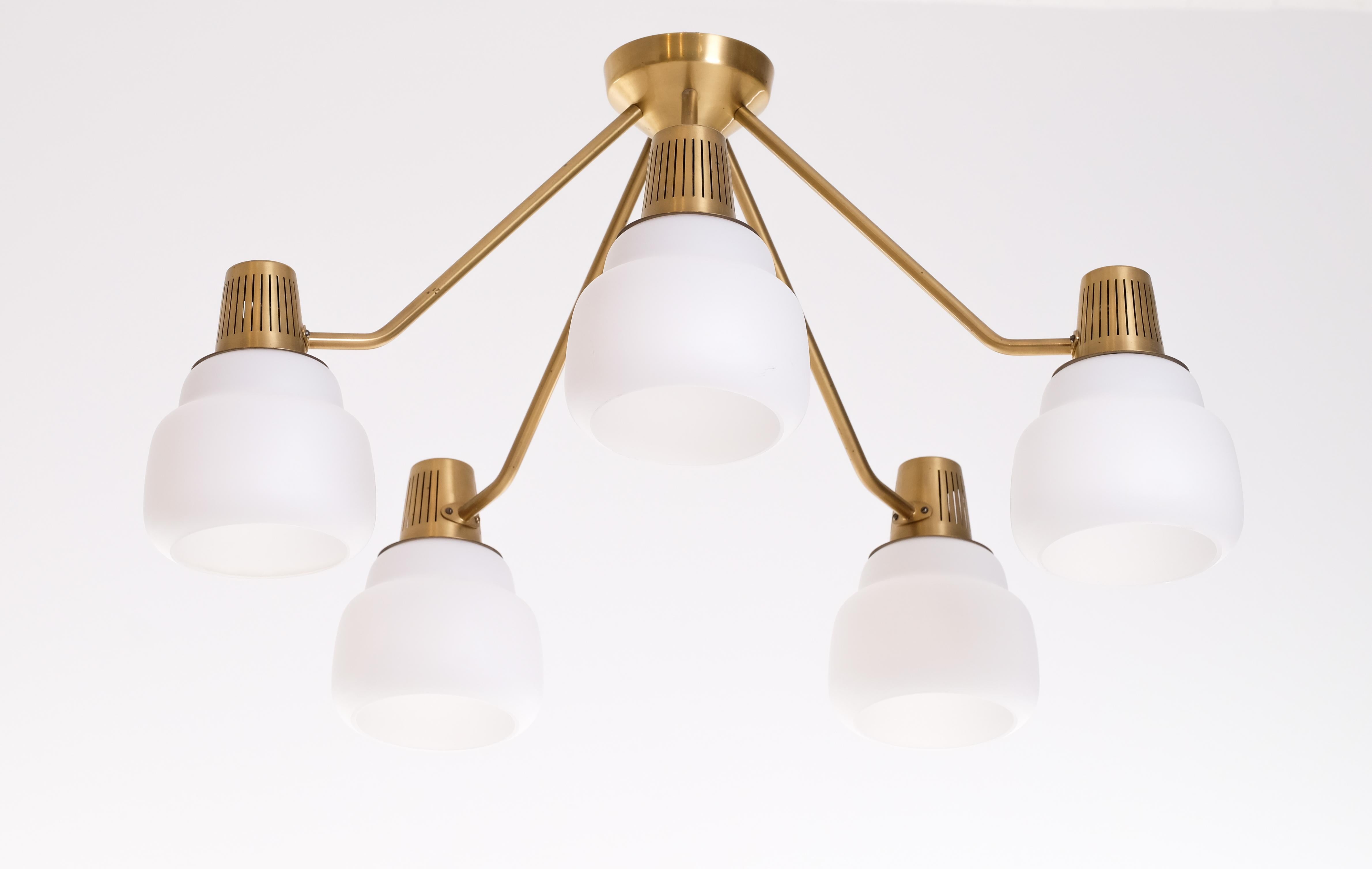 Designed by Hans Bergström. Solid brass and opaline shades.
Produced by Ateljé Lyktan in Åhus, Sweden, 1950s.