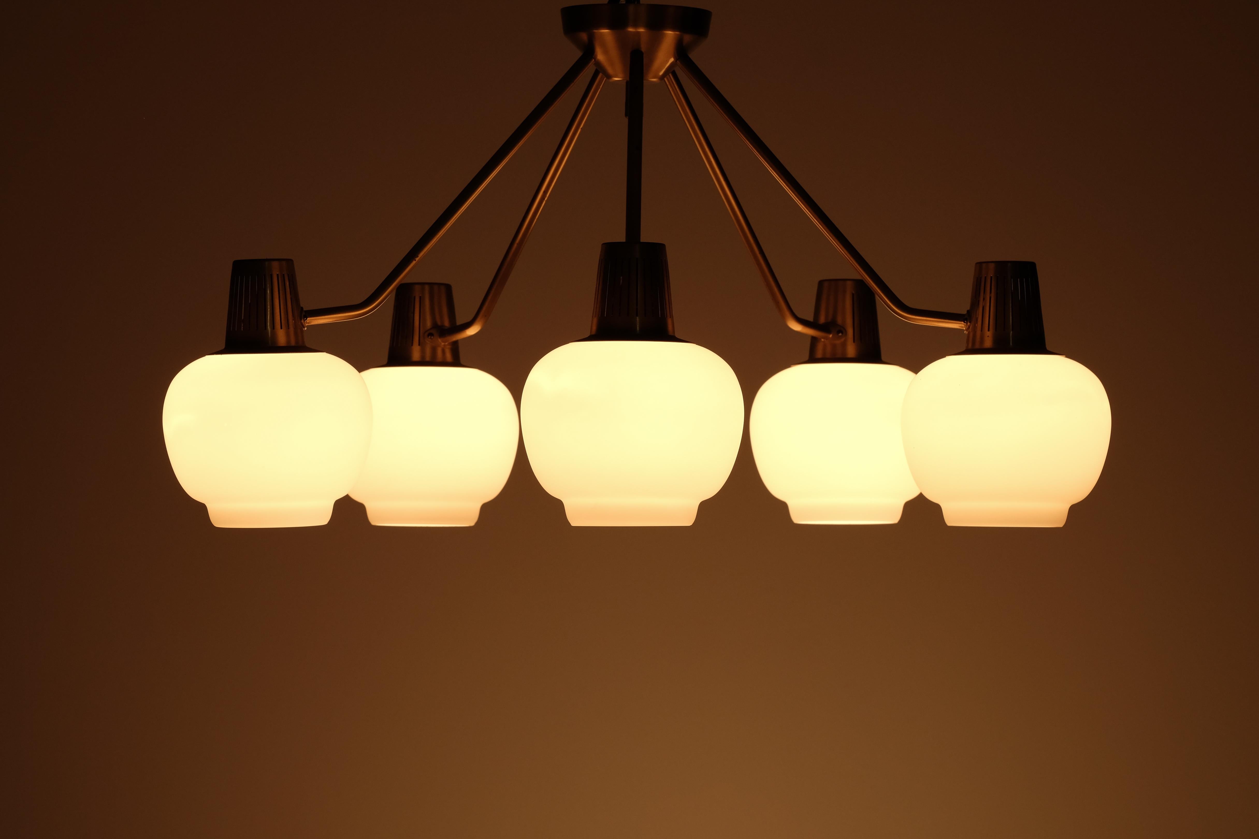Verre opalin Lampes de plafond en laiton Hans Bergström, Suède, années 1950 en vente