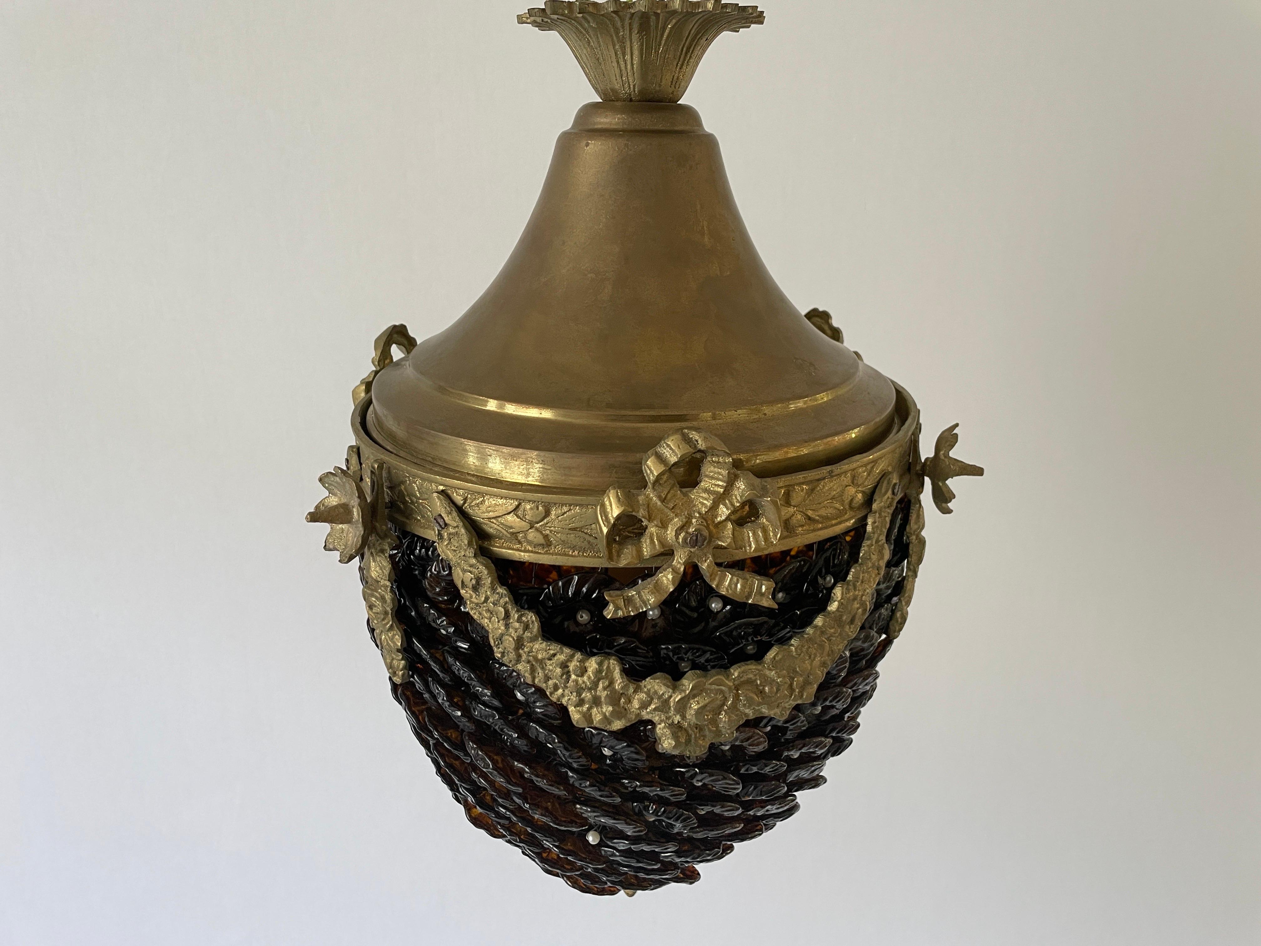 Lampada da soffitto in ottone con pietre di vetro, anni '70, Germania

Il paralume è in ottime condizioni vintage.

Questa lampada funziona con lampadine E27. 
Cablato e adatto all'uso con 220V e 110V per tutti i paesi.

Misure: 
Altezza: 43