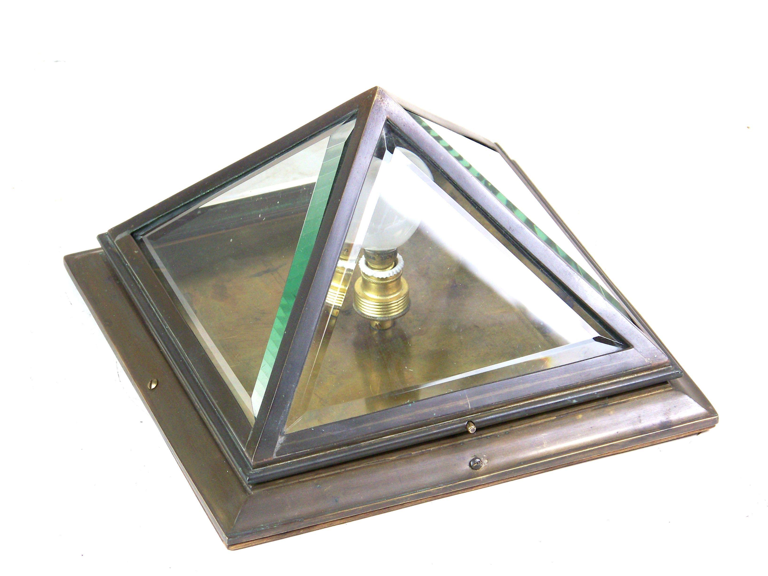 In perfektem Originalzustand. Massives Messingblech, facettiertes Glas. Neue Verkabelung.

Diese mineralischen Lampen wurden von der Wiener Firma Friedrich Otto Schmidt hergestellt, die 