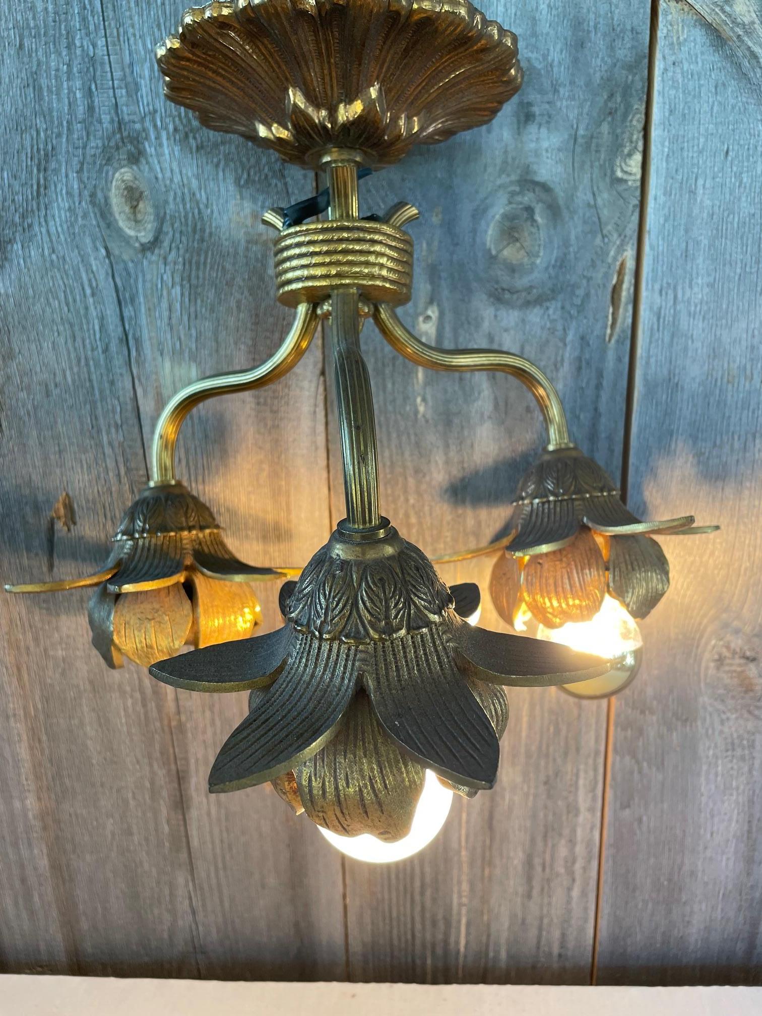 Plafoniera molto shabby chic in ottone dorato con 3 punti luce rappresentati da fiori.