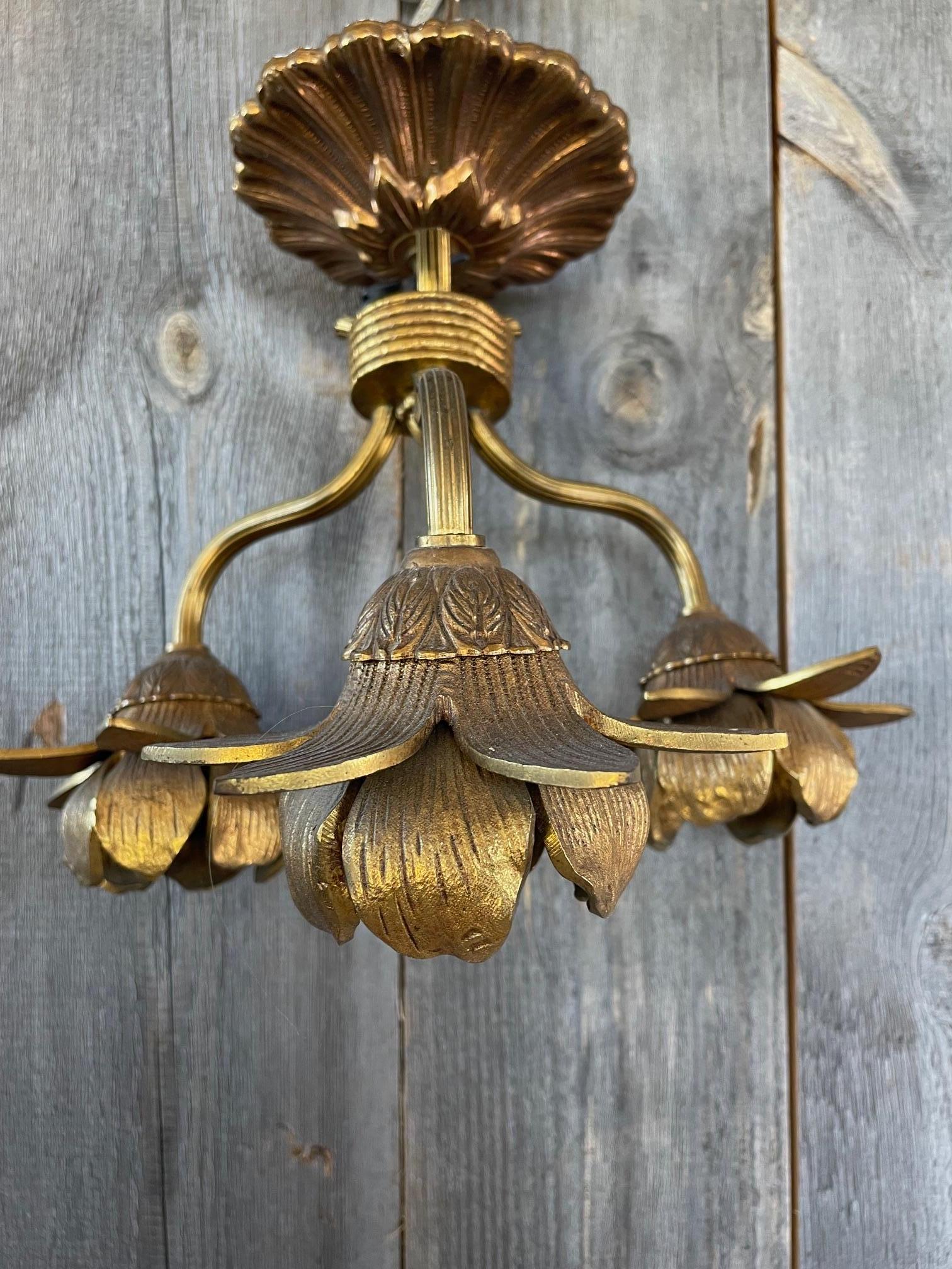 XX secolo Fiori per plafoniera in ottone in vendita