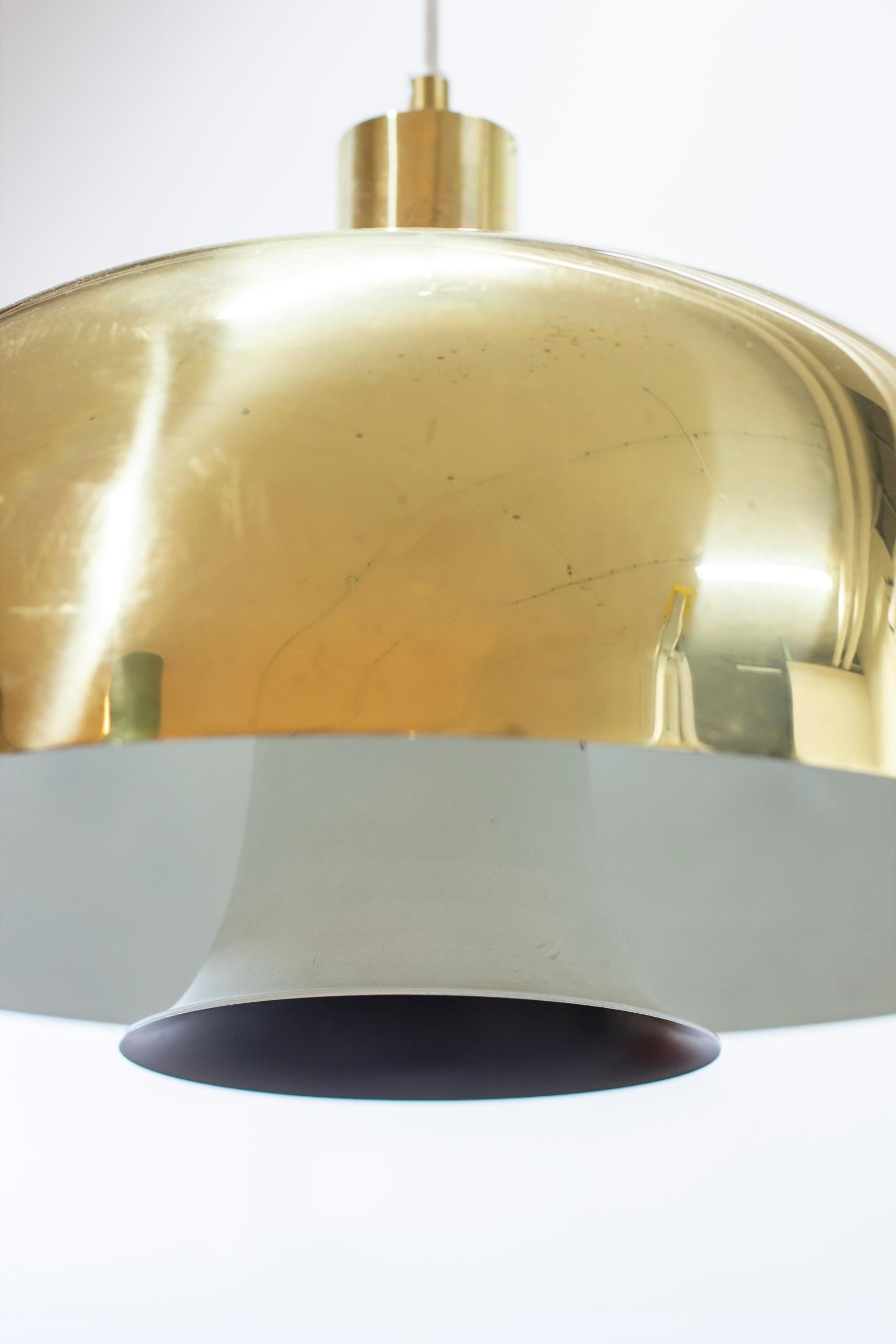 Scandinavo moderno Lampada a sospensione da soffitto in ottone di Hans-Agne Jakobsson, Svezia anni '60 in vendita