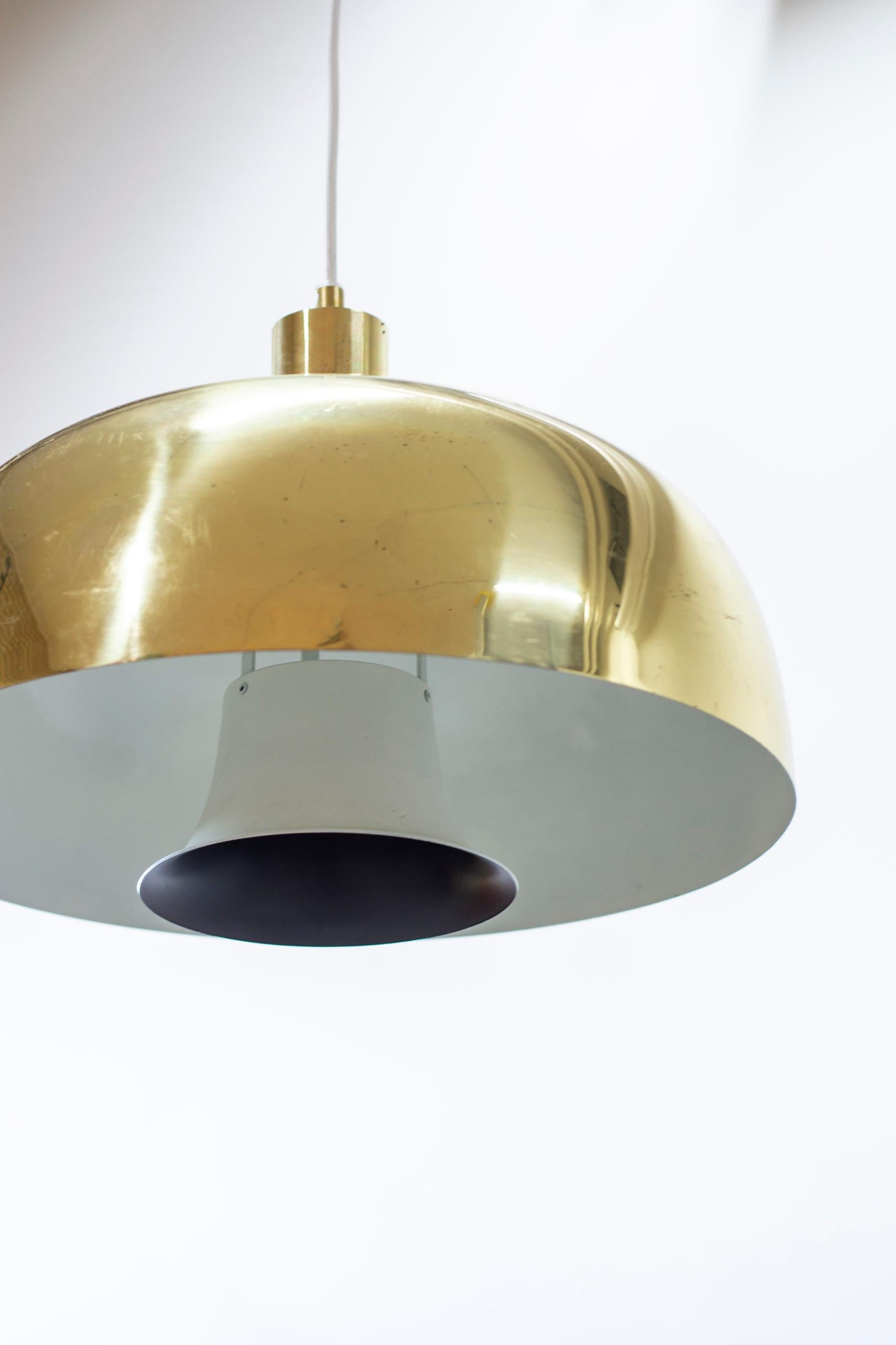 Metà XX secolo Lampada a sospensione da soffitto in ottone di Hans-Agne Jakobsson, Svezia anni '60 in vendita