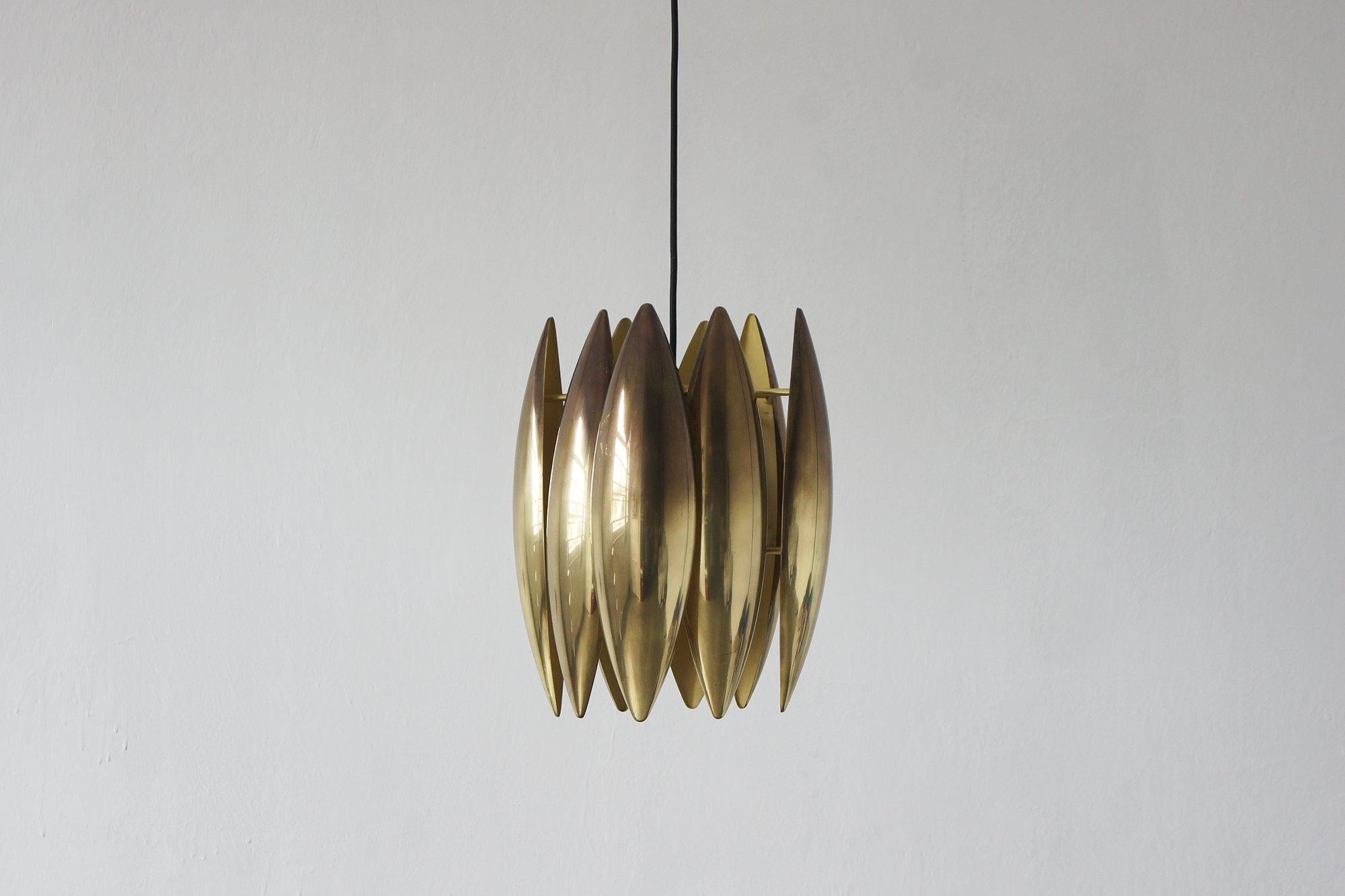 Striking Kastor pendant lamp from the 1960s. Impressively beautiful and modern design.
When switched on, a spectacular play of light is created in the room.
The lamp was designed by Jo Hammerborg and manufactured by Danish premium lamp manufacturer