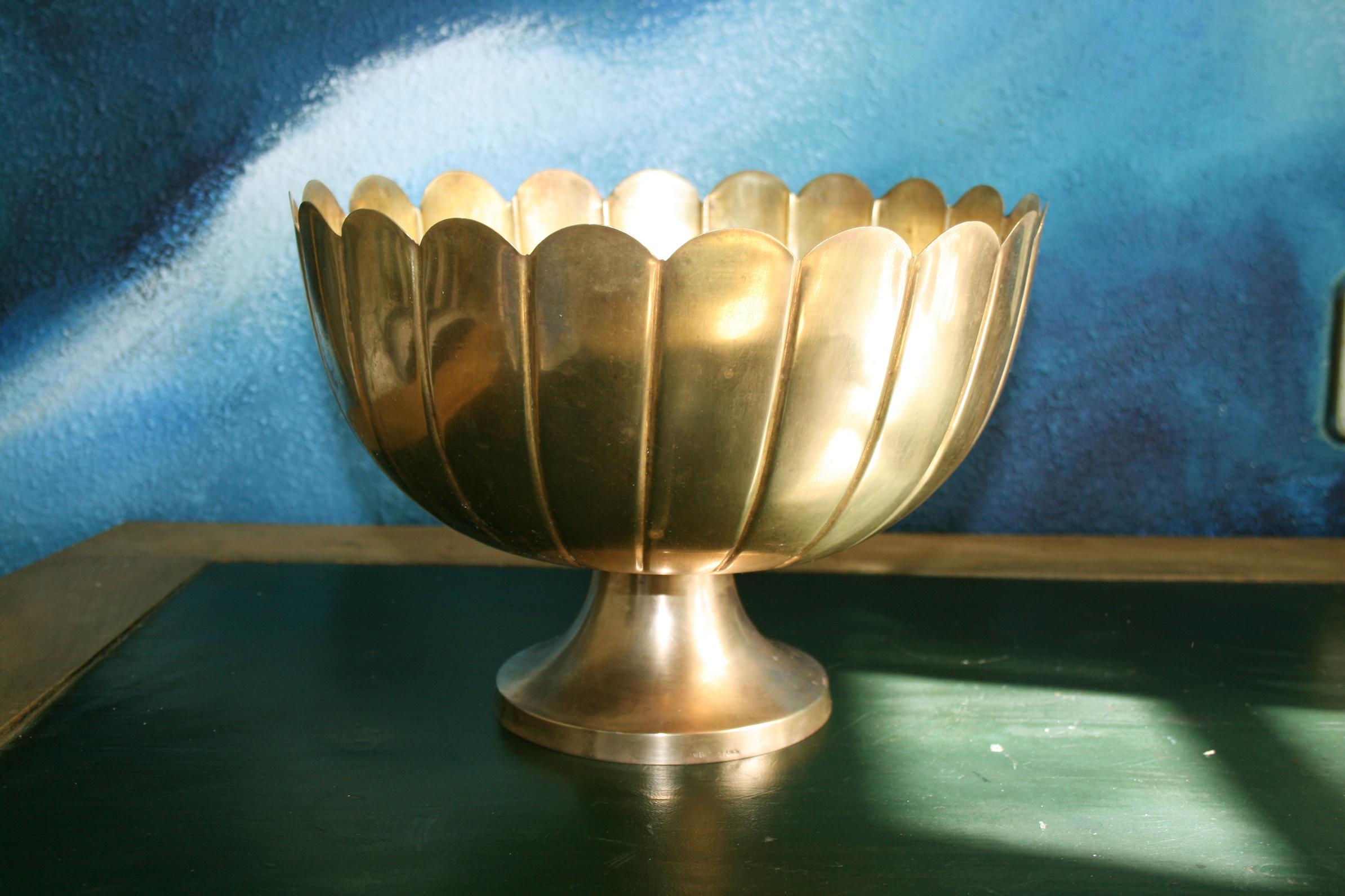 Large brass centerpiece footed bowl in the manner of Josef Hoffmann 

Shaped like a bowl shaped like daisy flower petals on a round base

Early 20th century. It has a beautiful skating.