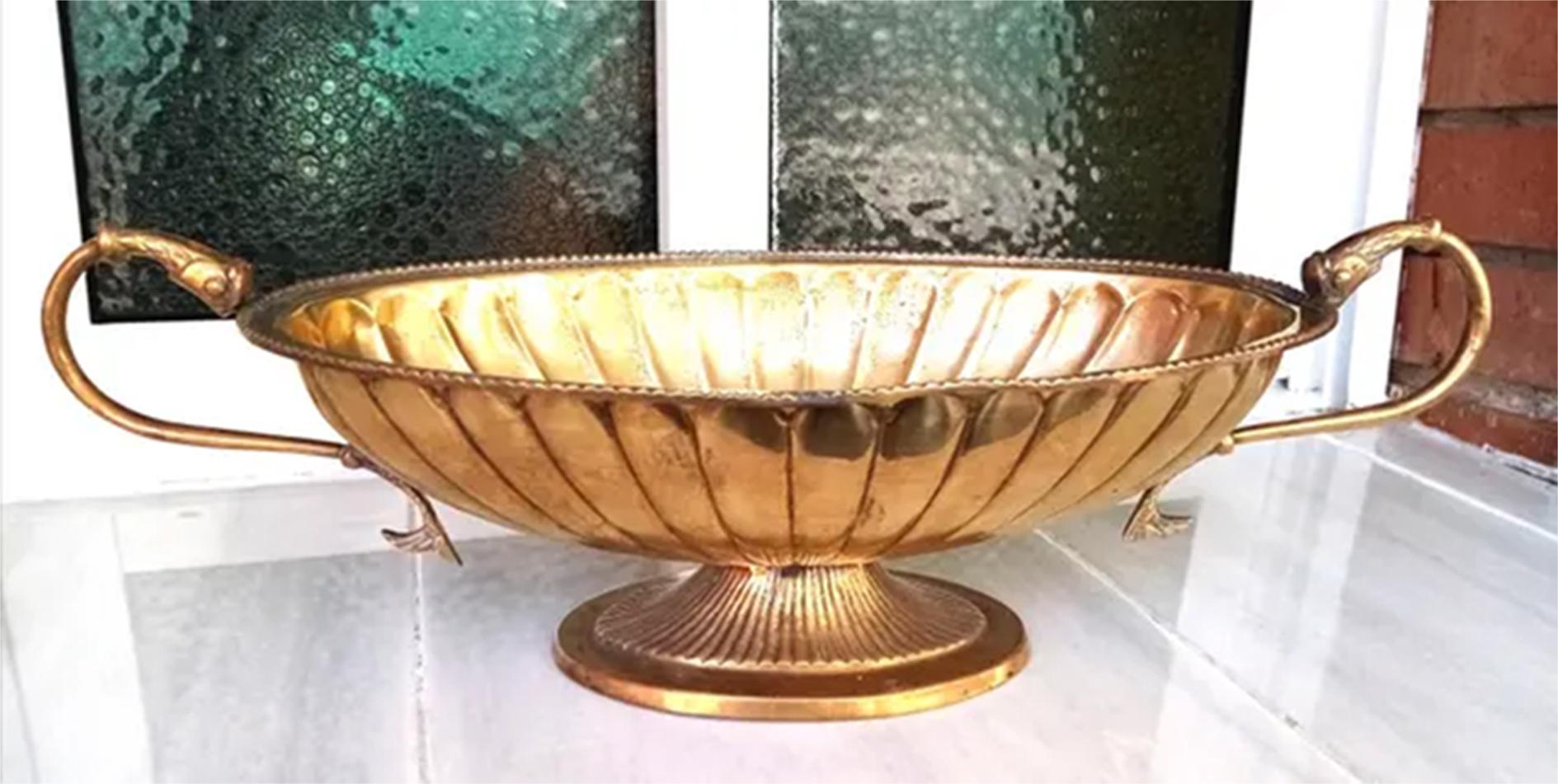Large brass bowl with handles and classic style

With a spectacular golden color

This brass centerpice is shaped like a fluted cup.


Brass Gold color , like gold