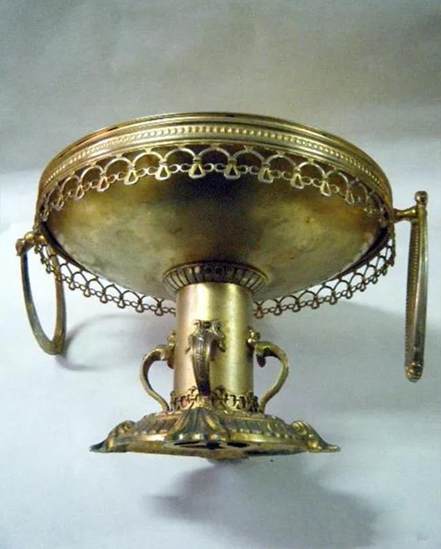 20th century. It has a beautiful skating.
It is made of metal and is gold (with some color wear)
Beautiful shape, cup or chalice style

Perfect as a base to put a serving tray or plate on the table. An original touch to present your desserts