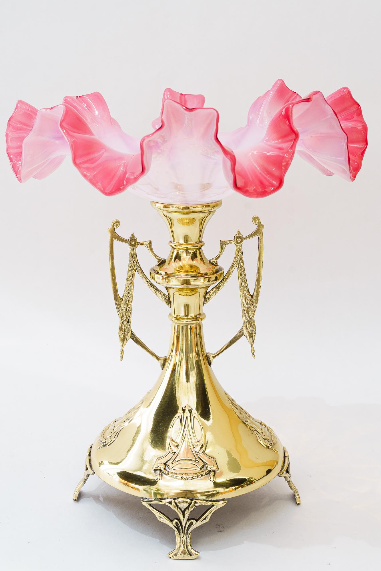 Mittelstück aus Messing mit originalem, altem Opalglasschirm Vienna aus Messing, um 1908
Messing poliert und emailliert
Originaler alter Opalglas-Schirm