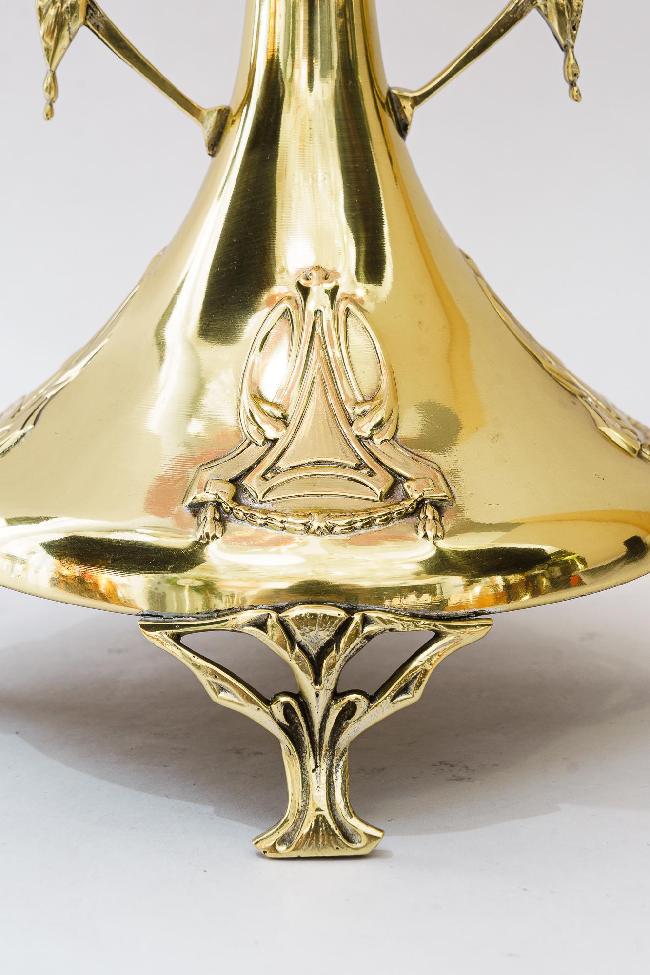 Mittelstück aus Messing mit originalem, altem Opalglasschirm Vienna aus Messing, um 1908 im Zustand „Gut“ im Angebot in Wien, AT