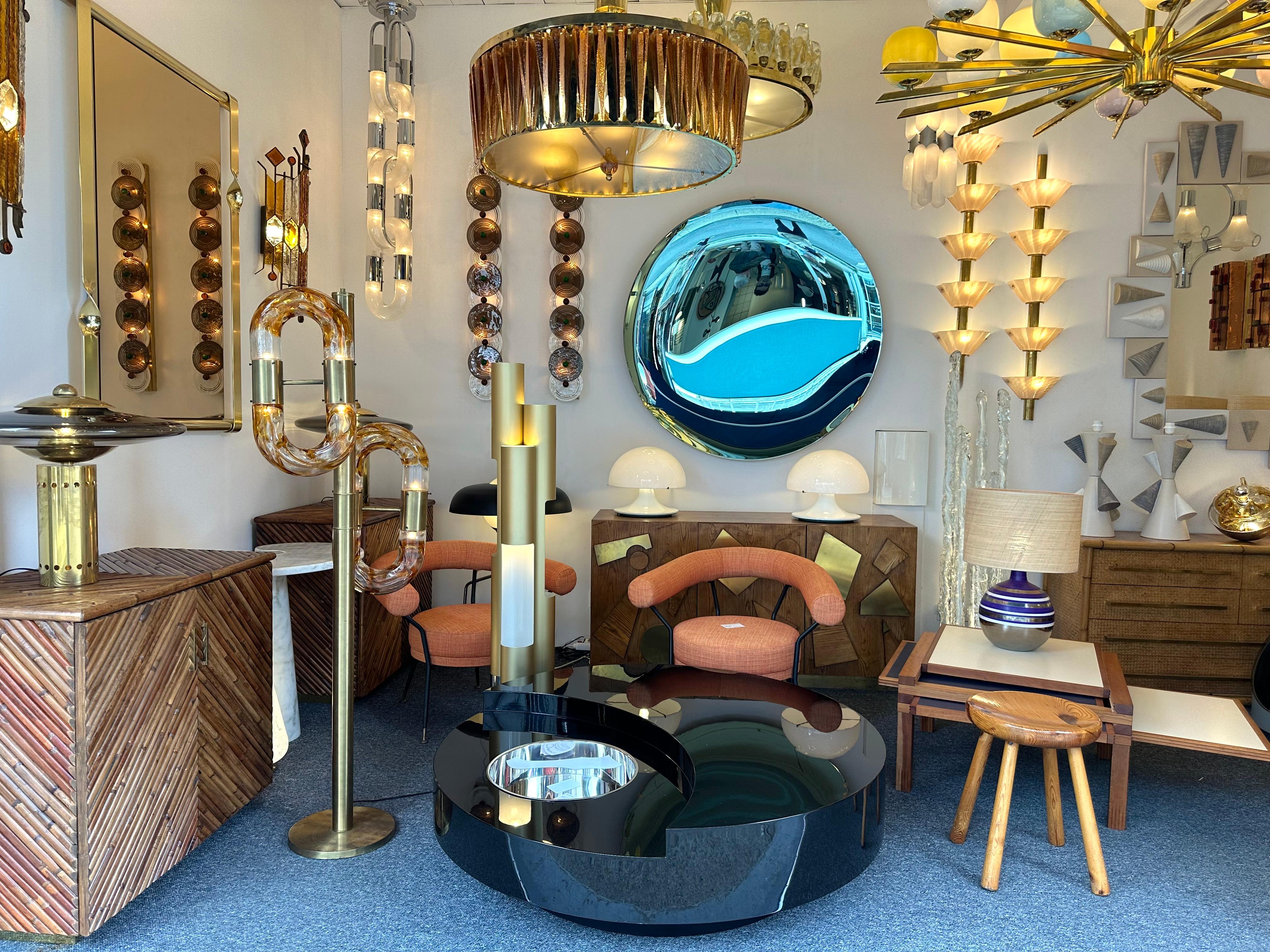 Mid-Century Modern space age vintage original version laiton du lampadaire à chaîne par Aldo Nason pour la manufacture Mazzega. Verre soufflé de Murano de couleur ambre. Fabrication célèbre comme Venini, Vistosi, La Murrina, Seguso, Carlo Nason,