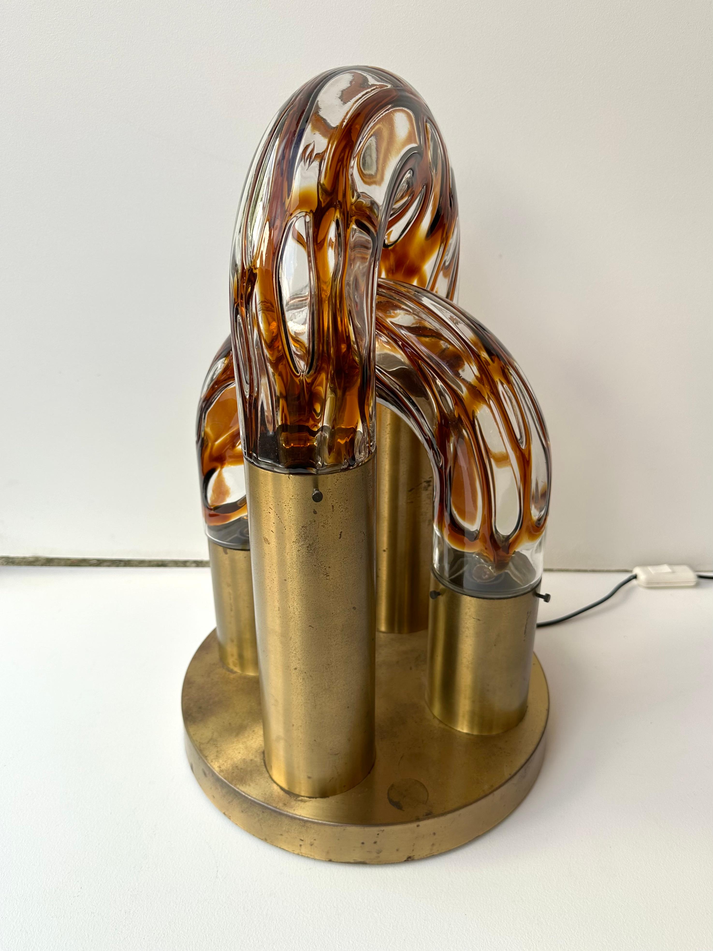 Lampe de table ou de chevet Space Age Chain du milieu du siècle dernier, en verre de Murano ambré et laiton par Aldo Nason pour la manufacture Murano. Des designers italiens célèbres comme Venini, Vistosi, La Murrina, Carlo Nason, Stilnovo, Joe