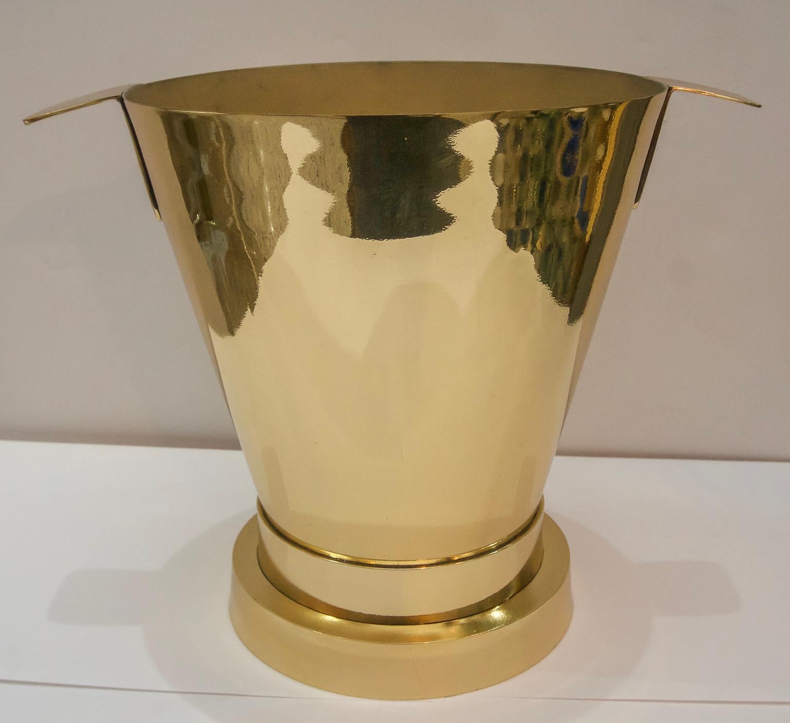 French polished brass champagne bucket, in the Art Deco style. Professionally restored.