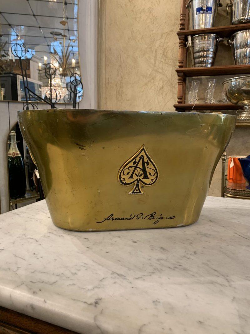 Handsome and highly presentable oblong oval vintage champagne cooler/ice bucket, in a sophisticated design, and originating from the luxurious champagne house of Armand de Brignac in Reims, France.

Made of quality tin and coated with a
