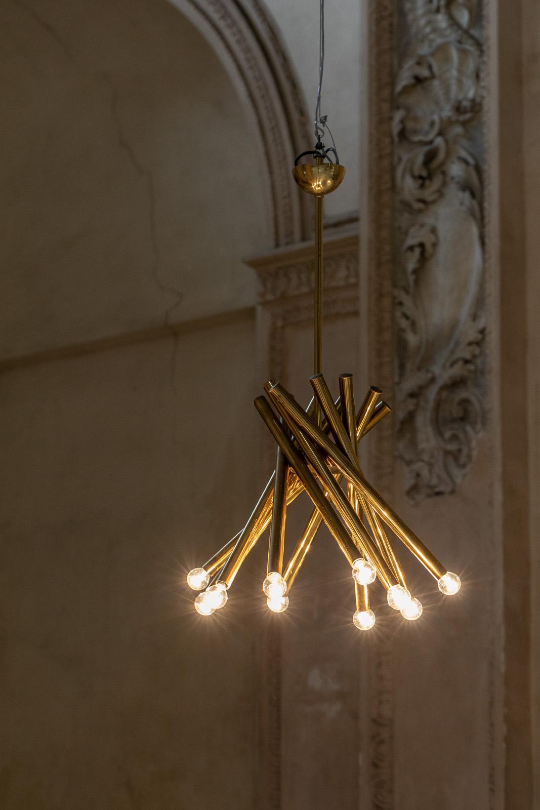 Charming 10 lights brass chandelier attributed to Stilnovo.
Extraordinary shape with 10 arms.
Excellent conditions.