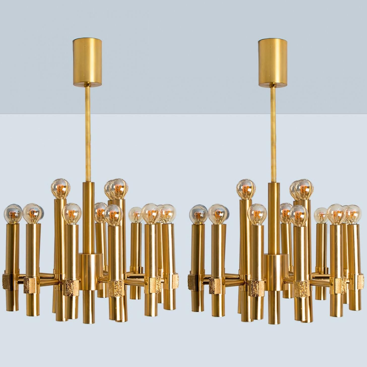 Bellissimo lampadario di Angelo Brotto per Esperia Italia, struttura ramificata in ottone con 16 bracci.
Le braccia della seconda fila sono leggermente inclinate verso l'esterno.

Dimensioni:
Altezza: 70 cm (27,55