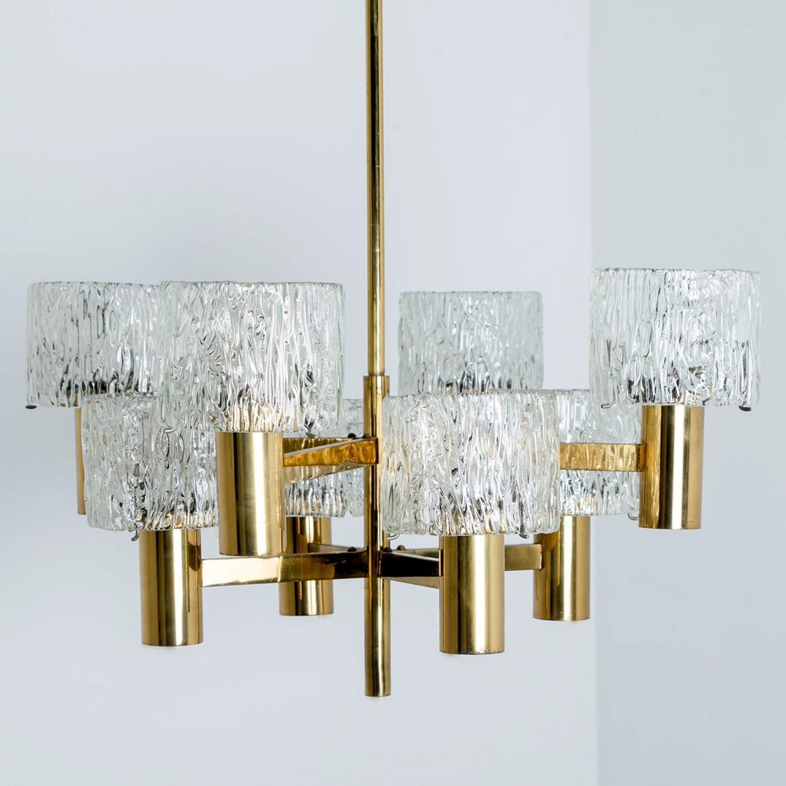 Lampadario progettato da Carl Fagerlund per Orrefors, Svezia. È composto da otto diffusori in cristallo fatti a mano su bracci in ottone lucido. Prodotto negli anni '60. Disegnato da Carl Fagerlund per Orrefors. Un pezzo fatto a mano e di alta