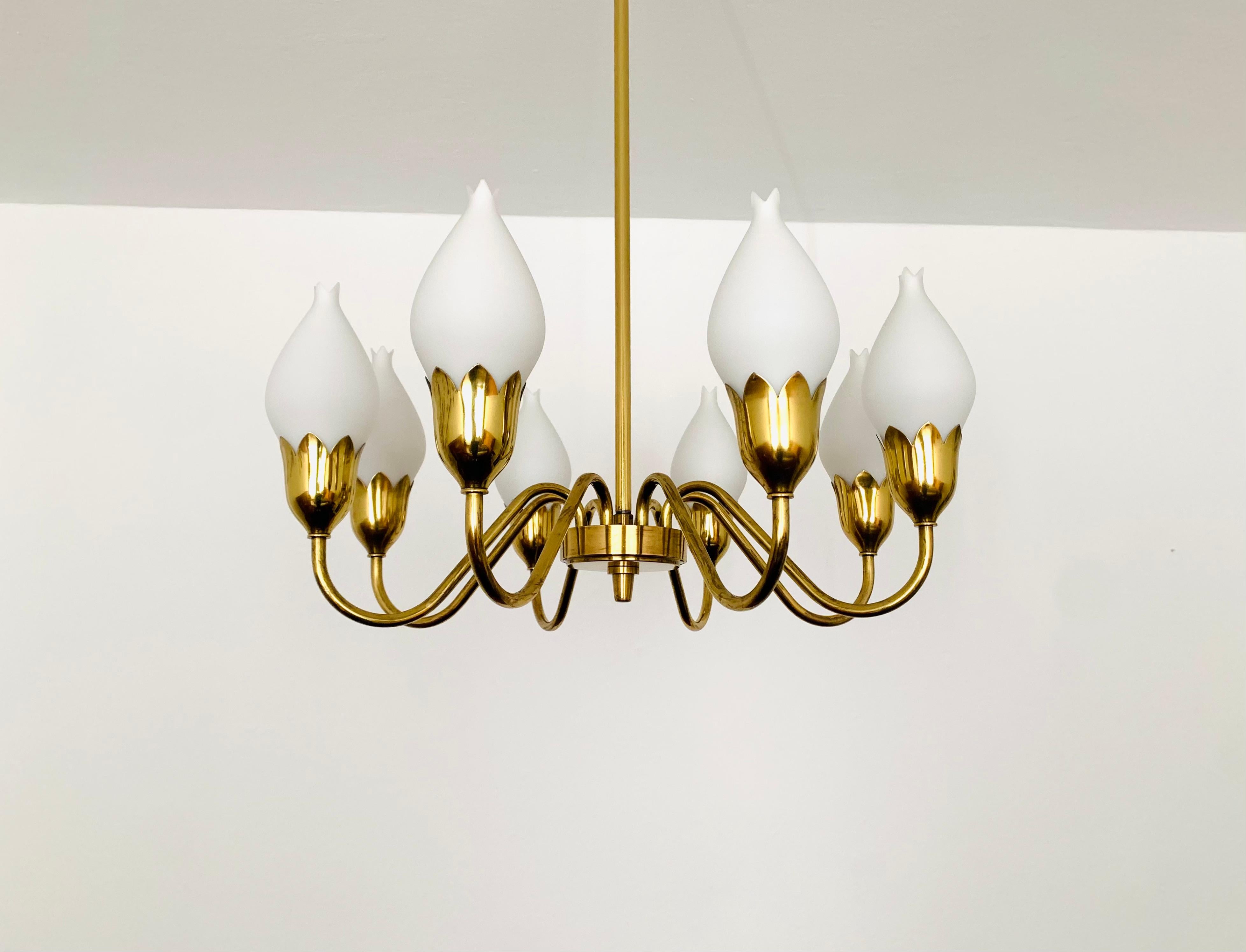 Breathtaking brass chandelier from the 1960s.
Very luxurious design and high -quality workmanship.
The lamp is a real asset and an absolute favorite for every home.
There is a cozy light.

Design: Fog and Morup

Condition:

Very good vintage
